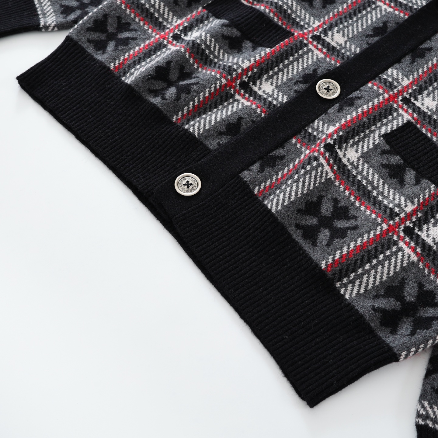 CH's new cross-knit cashmere cardigan. All sizes are now available. Original buttons purchased from the boutique for 23,300. Custom-spun yarn composition: 55% wool + 30% cashmere + 15% nylon blend. Custom genuine leather neck label. Custom-molded sil