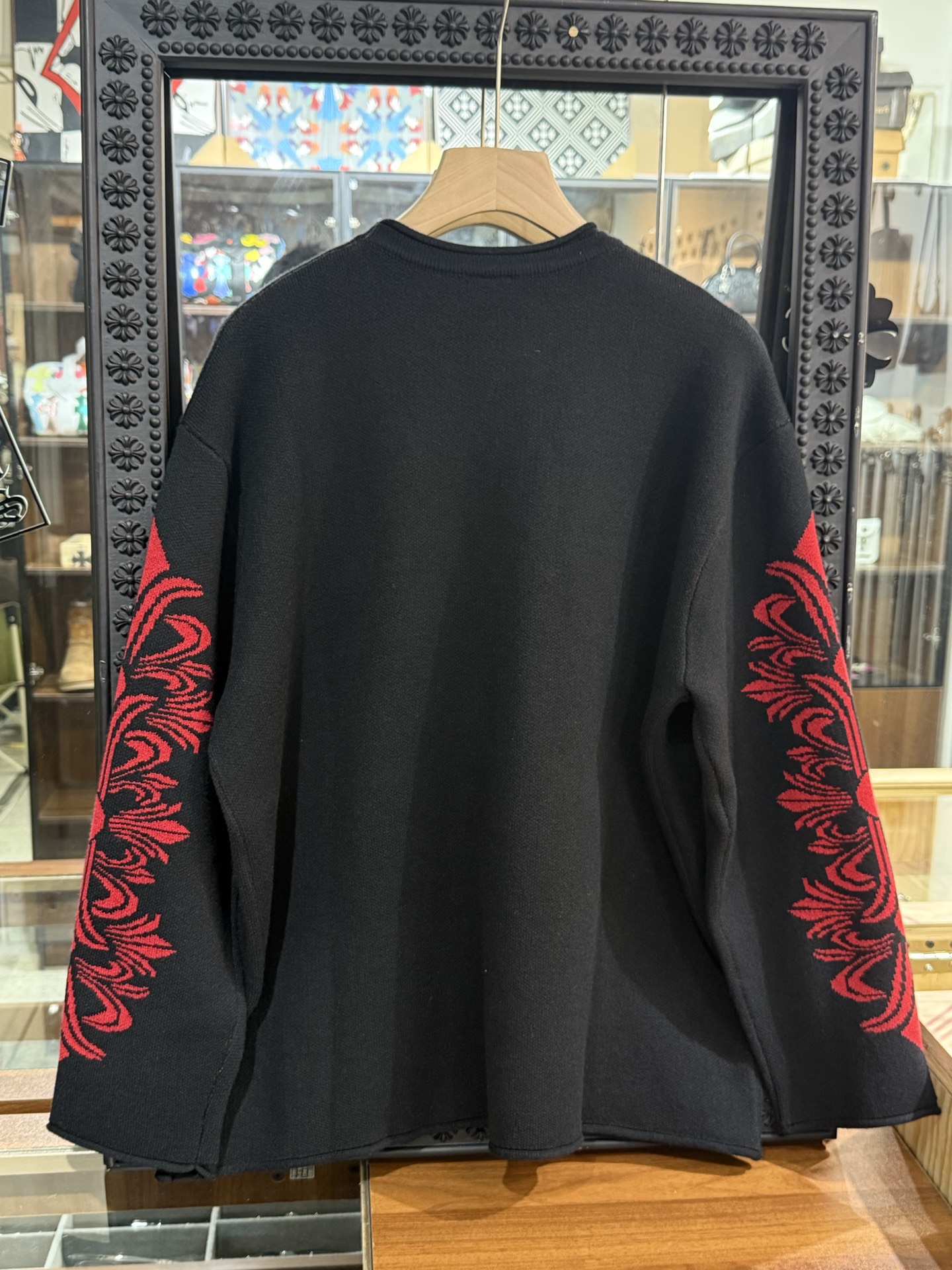 Chrome Hearts double-layered cashmere sweater with three patent leather crosses, retailing for nearly 50,000 RMB, unisex. Made of double-layered pure cashmere, featuring three imported patent leather crosses hand-stitched, and a jacquard lace pattern