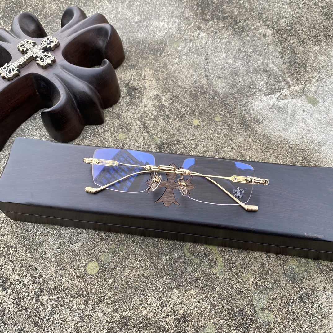 CH Rimless Cross-Patterned Gold GlassesA super popular pair, identical to the original, with high-quality nose pads and meticulous attention to detail. Exclusive hand-engraved lettering. Only a few hundred yuan!Glasses are personal items; we do n