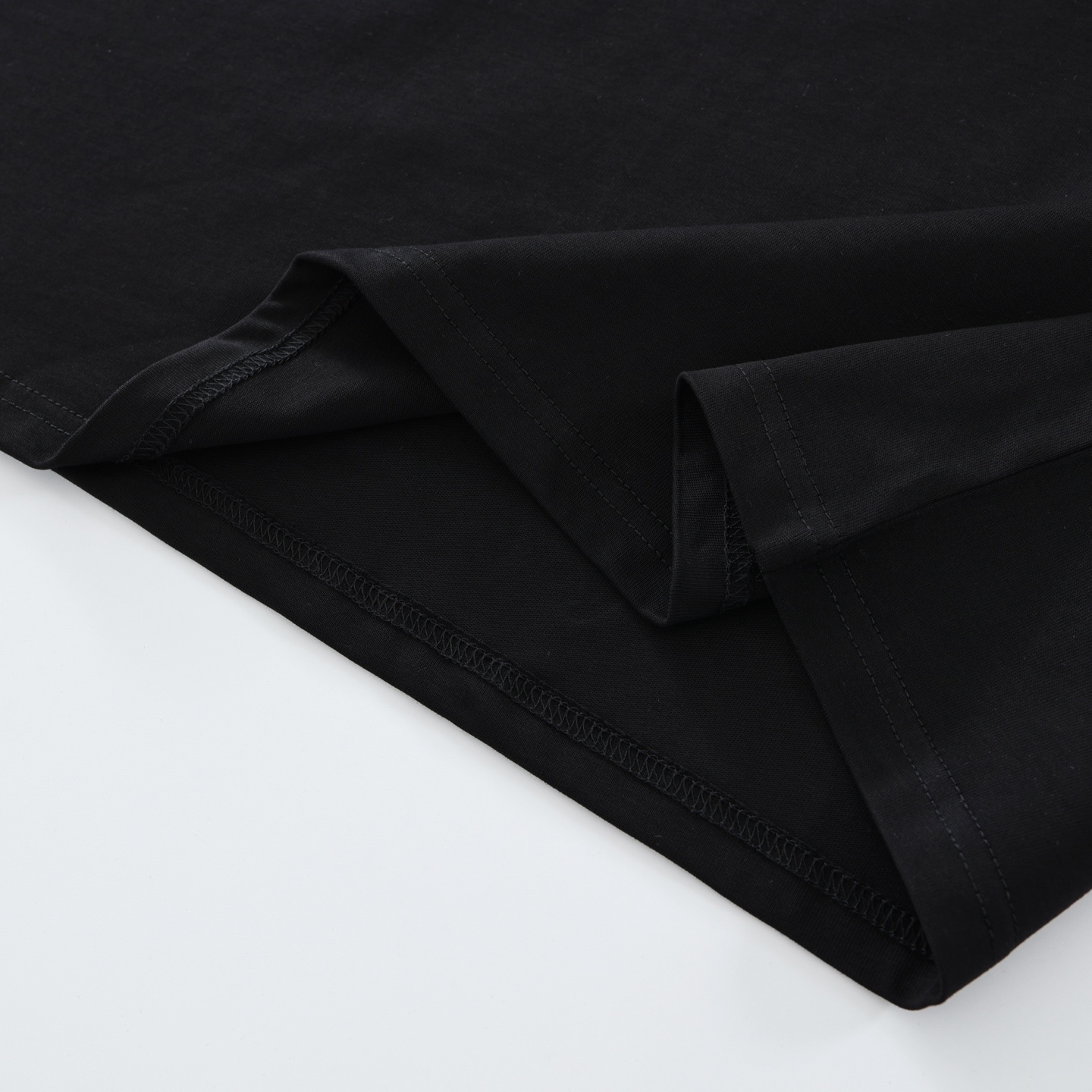 CH's new Los Angeles limited edition horseshoe-shaped long-sleeved shirt. All sizes are now available. Originally purchased from Dewu for 6919. The fabric is 220g 32S double yarn. The print uses imported ink printing technology. Simple design, no com