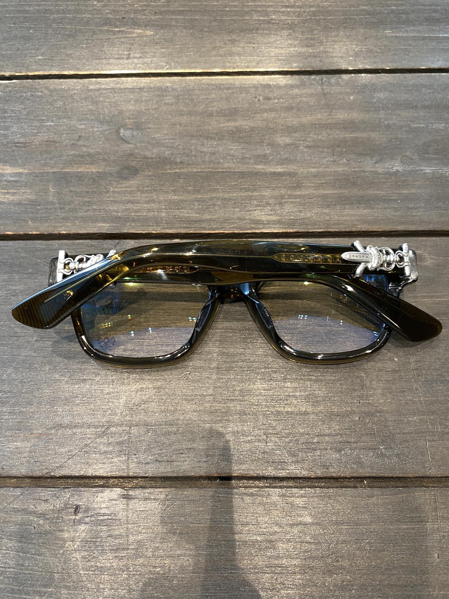 Chrome Hearts925 Sterling Silver Accessories Limited Edition Brown Sword-Shaped GlassesCombination frame with two 925 sterling silver sword ornaments. Two cross-shaped details inside. 1:1 replica, meticulously crafted. The large black frame is ve
