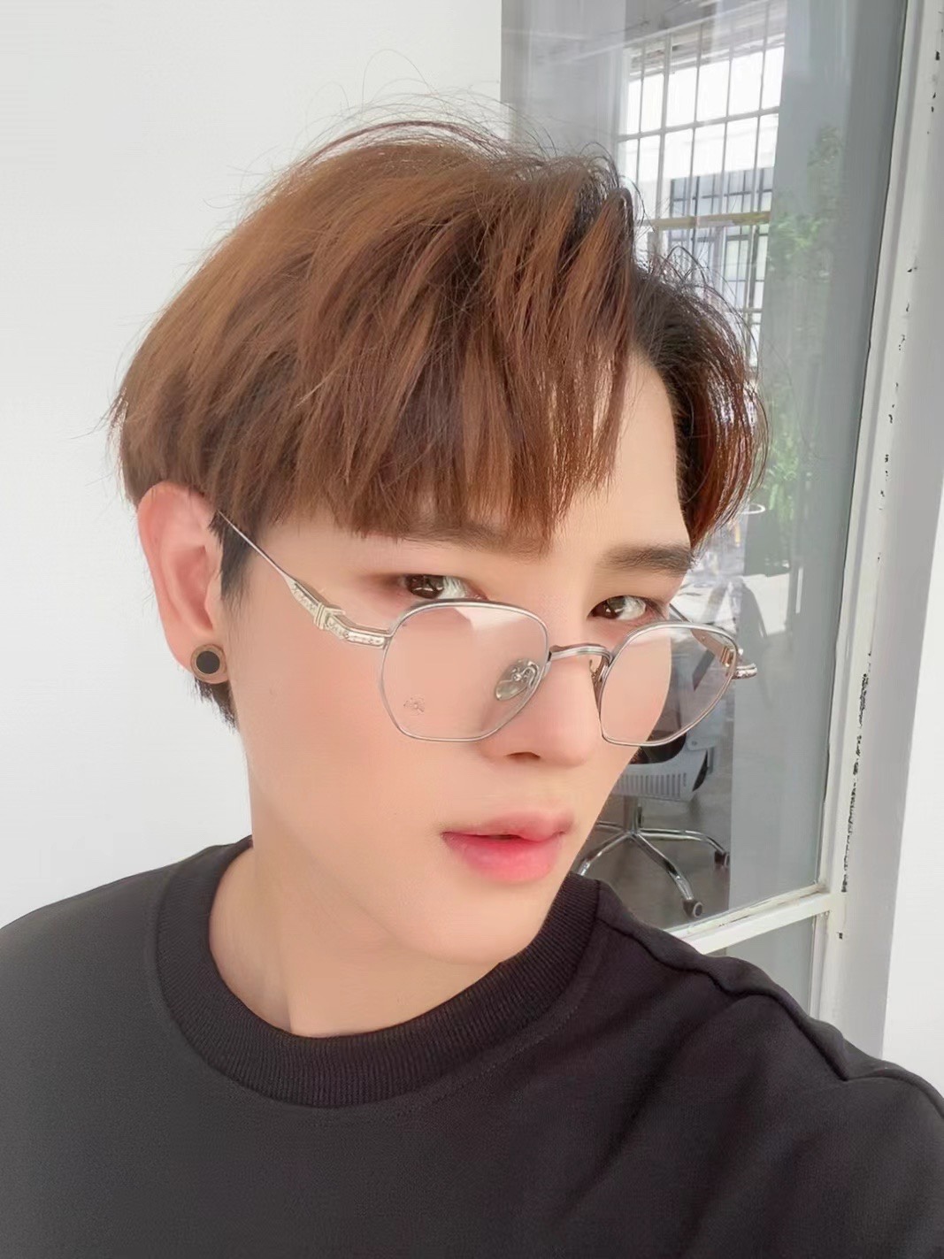 Chrome Hearts New Spring-Loaded Eyeglasses Purchased for 13,000 RMB at MixC Mall, Shenzhen. Nearly 5 months of R&D. Black and silver color scheme. Chrome Hearts' new spring-loaded eyeglass frame. The brand's first time using an embedded spring hinge,