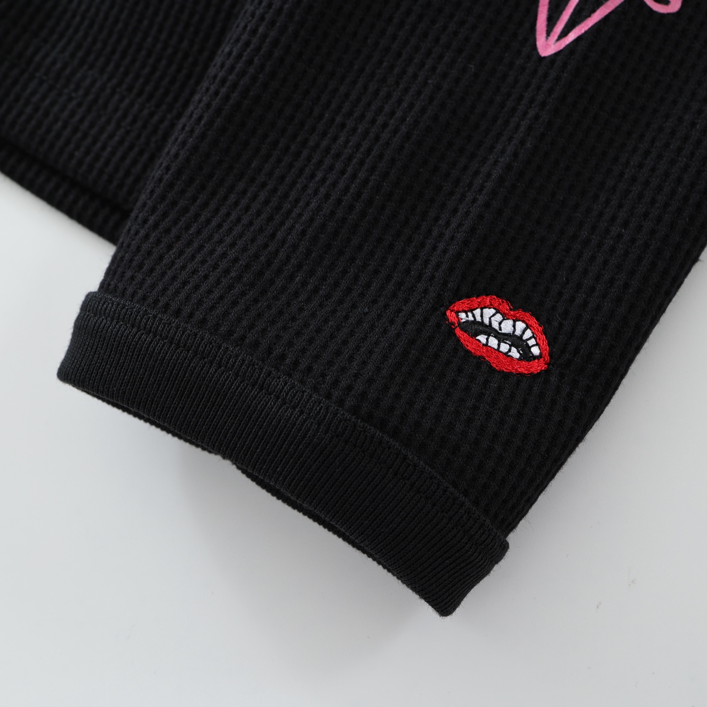 CH's new pink letter Sanskrit waffle long-sleeved shirt. All sizes are now available. Original version purchased from Hangzhou Guozhuan for 18,000 RMB. The fabric is 280g 100% cotton waffle material. The print uses a white ink heat transfer process.