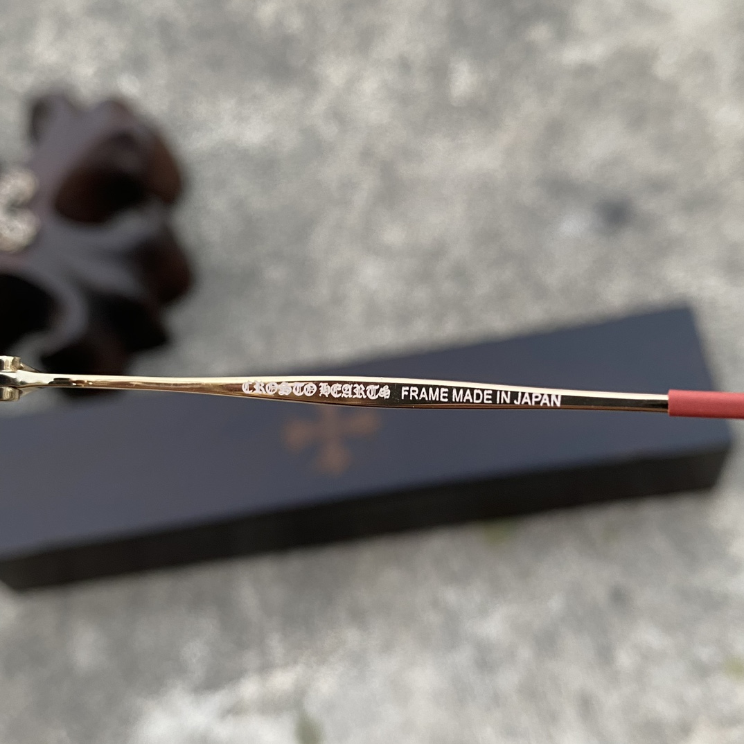 CH Ultralight Pure Titanium Cross-Shaped Glasses (Black Frame, Red and Gold Color Scheme)A super popular model, identical to the original, with high-quality nose pads and meticulous attention to detail. Exclusive hand-engraved lettering. Only a few