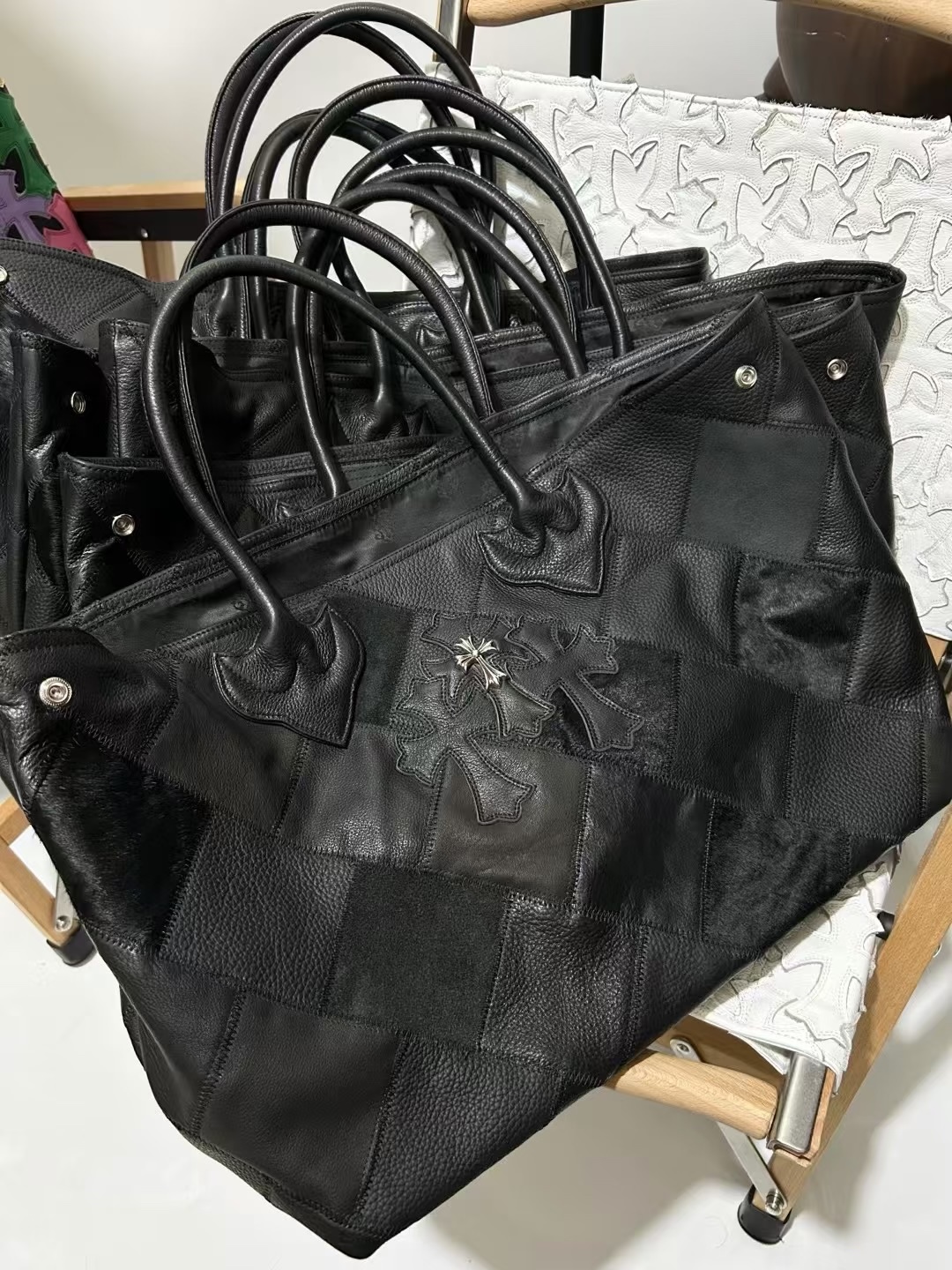 Supermodel Exclusive 🔝 Aspen CH Limited Edition Tote Bag Multiple pieces of leather (tumbled, plain, suede, horsehair, etc.) were cut into squares, positioned, and then stitched together one by one – an extremely complex process!