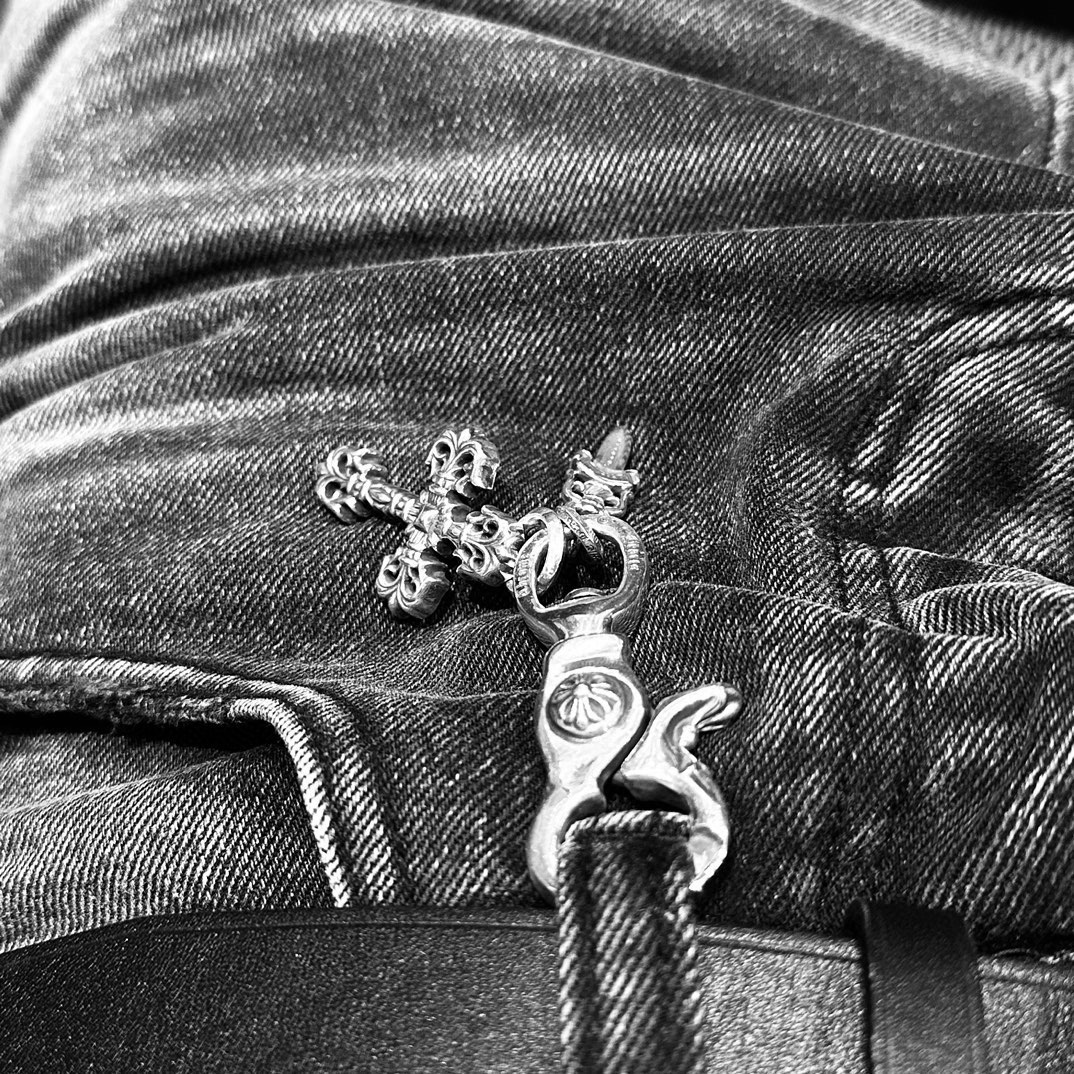 Chrome Hearts Keychain, Flaming Cross, Ring SwordAuthentic replica, genuine antique engraving, anodized texturePrice: 20,000+ RMB. Made entirely of 925 sterling silver with an antique finish. Material can be authenticated. Incomparable to common wh