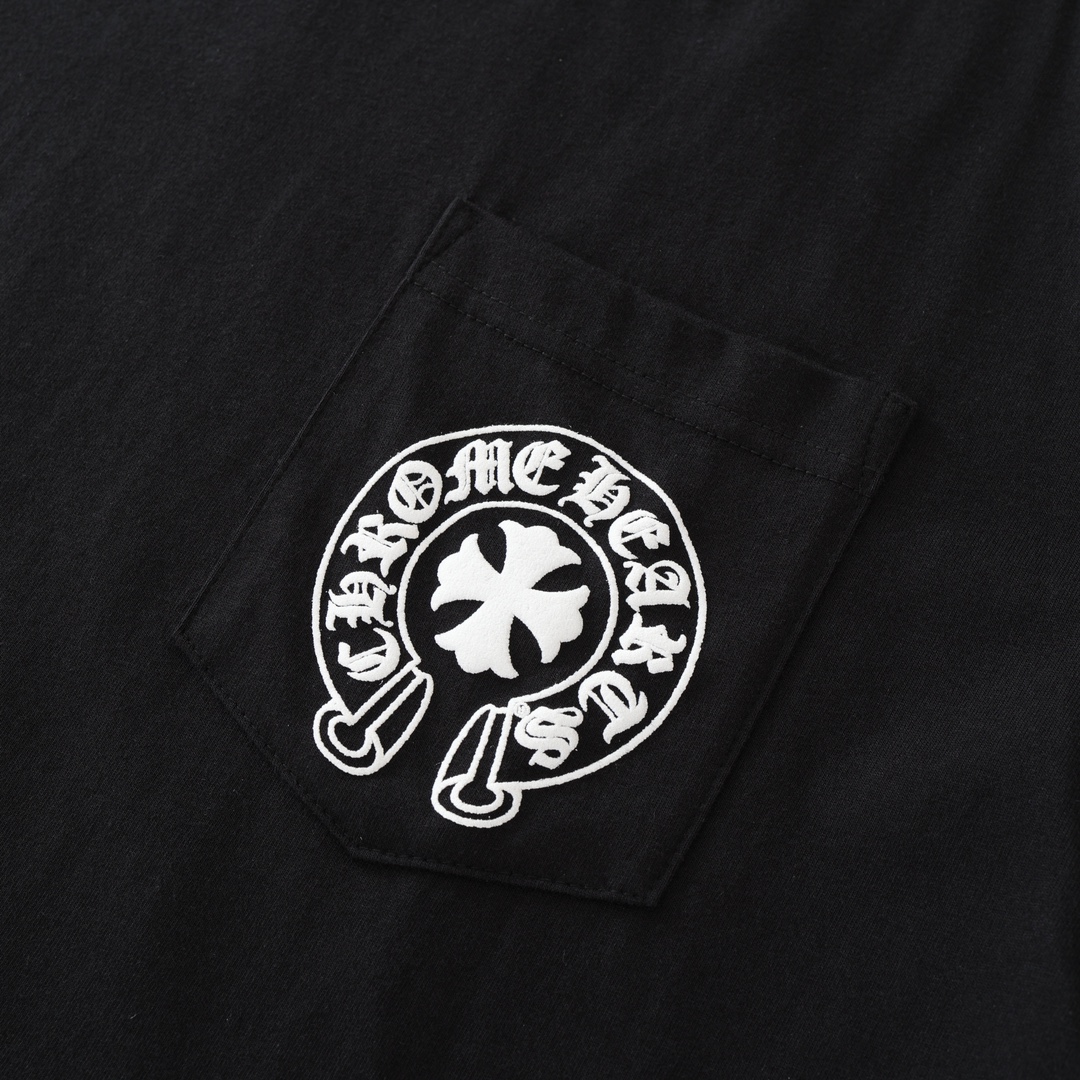 CH's new all-over print short-sleeved T-shirt. All sizes available. Made of 26-knit 180g pure cotton blend. Garment washed finish. Printed using a foaming process. Custom accessories. High-quality craftsmanship from a reputable factory. Comfortable a