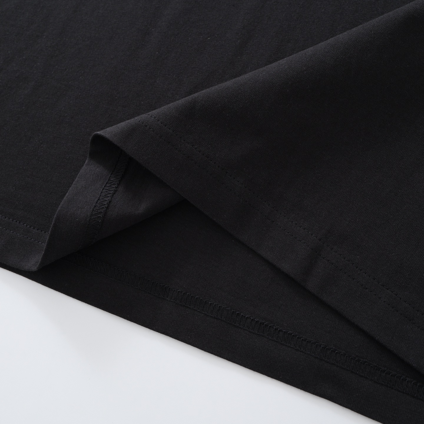 CH's new short-sleeved T-shirt with a subtle three-element pattern on the back. Available in two colors and all sizes. Made of 230g 26-knit cotton with a garment-wash finish. The print uses an ink-printing process. Custom-made accessories. Produced b