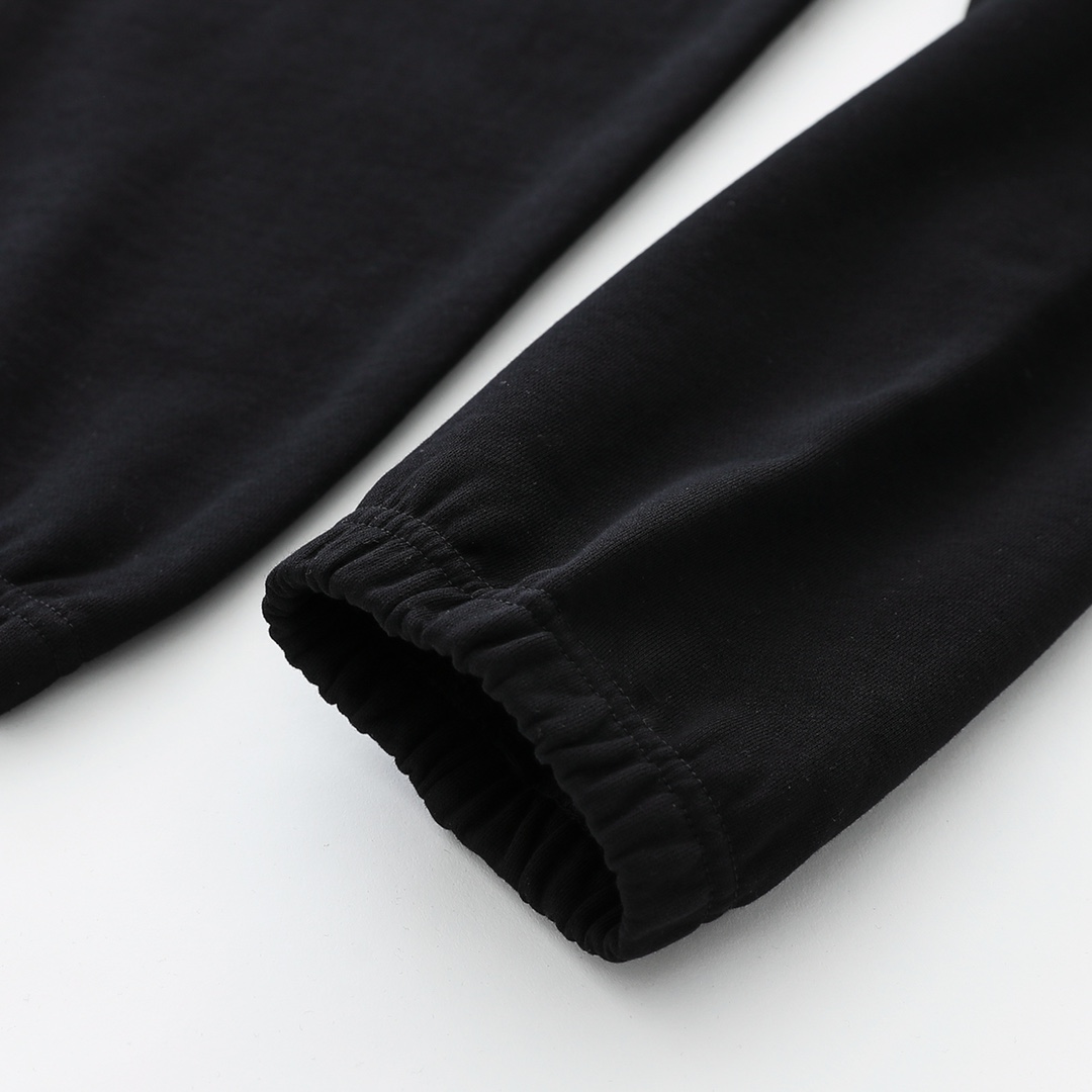 CH's new Chrome Hearts cargo pants. All sizes are now available. Made of 380g double-ply terry cotton, finished with a washed finish for a soft, supple, and substantial feel. Embroidery is processed on imported TAJIMA machines. Custom high-density ny