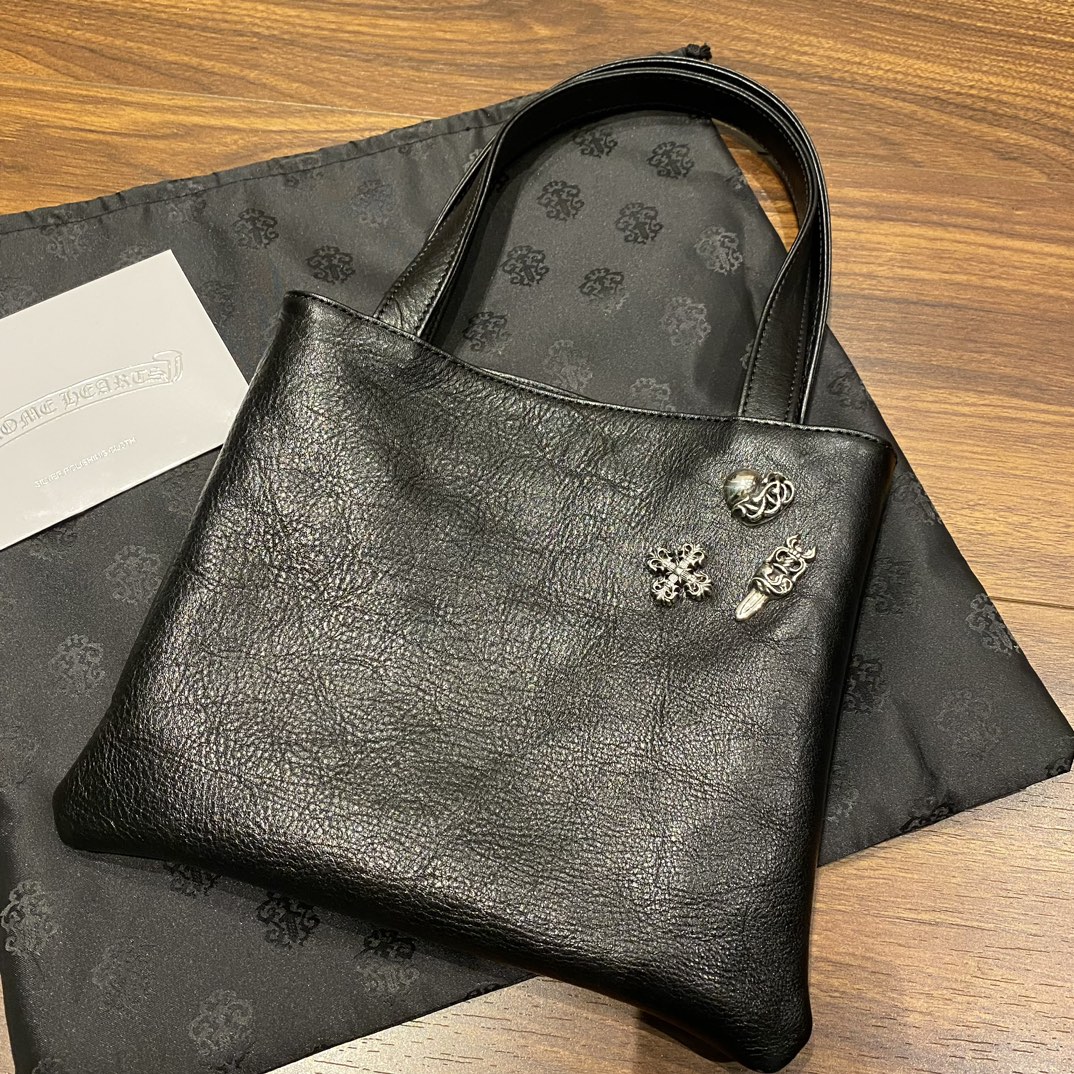 B03300 Chrome Hearts Tote BagOriginal leather, absolutely identical to the original, 925 silver hardware. The quality of the hardware is indistinguishable from the real thing. A completely genuine 1:1 replica. Capacity is perfect for everyday use, e