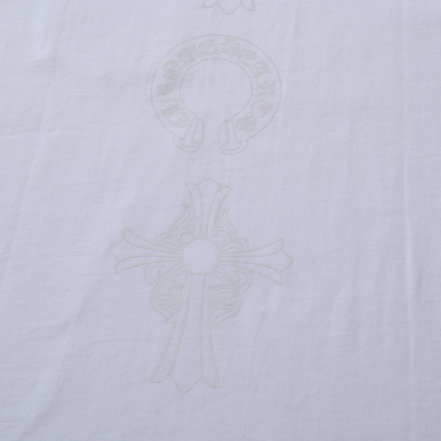 CH's new short-sleeved T-shirt with a subtle three-element pattern on the back. Available in two colors and all sizes. Made of 230g 26-knit cotton with a garment-wash finish. The print uses an ink-printing process. Custom-made accessories. Produced b