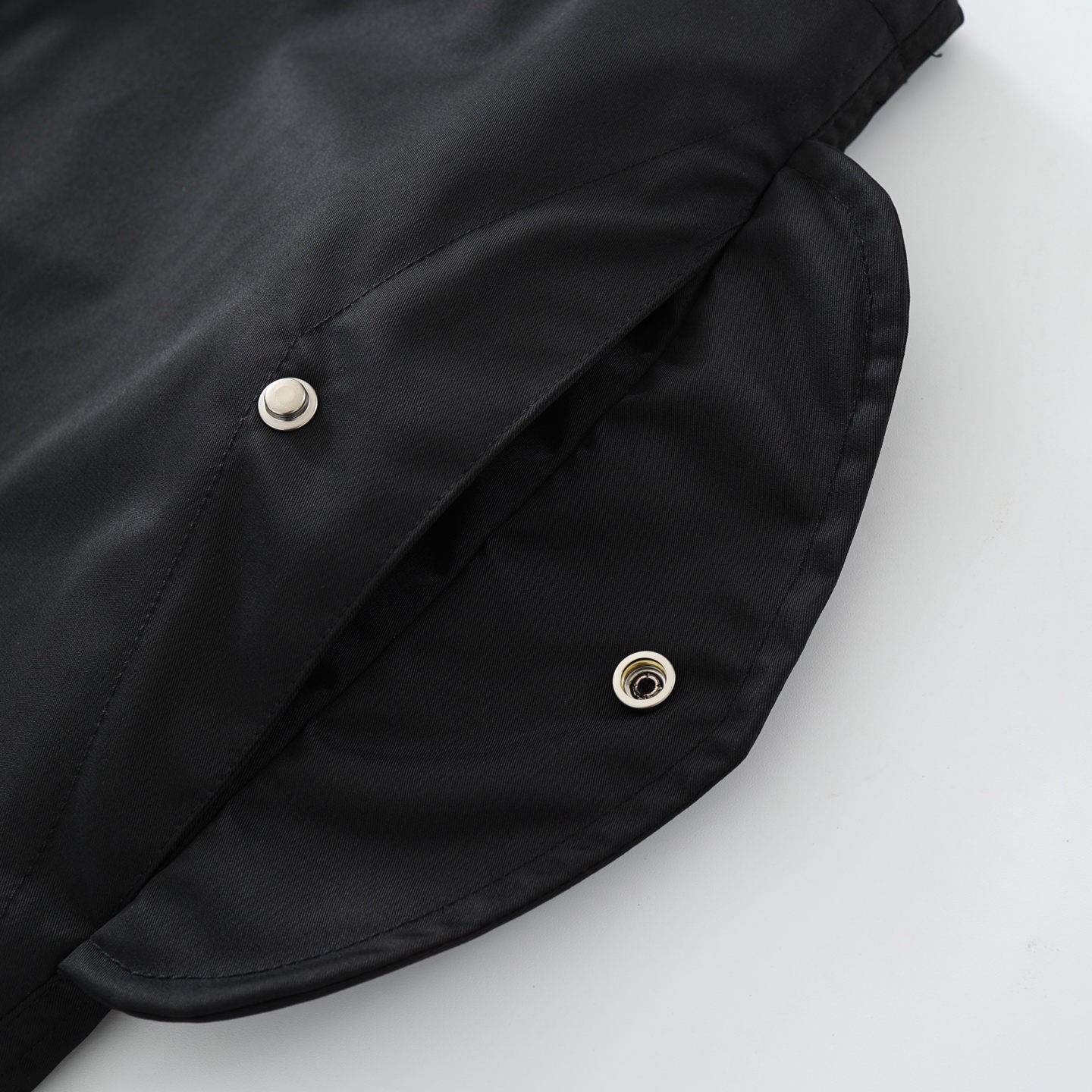 CH's new colorful patchwork paratrooper pants. Two colors and all sizes are now available. Made with a 200g synthetic fiber + cotton blend yarn, featuring a technically advanced three-proof fabric. The patchwork is made of imported lambskin leather,