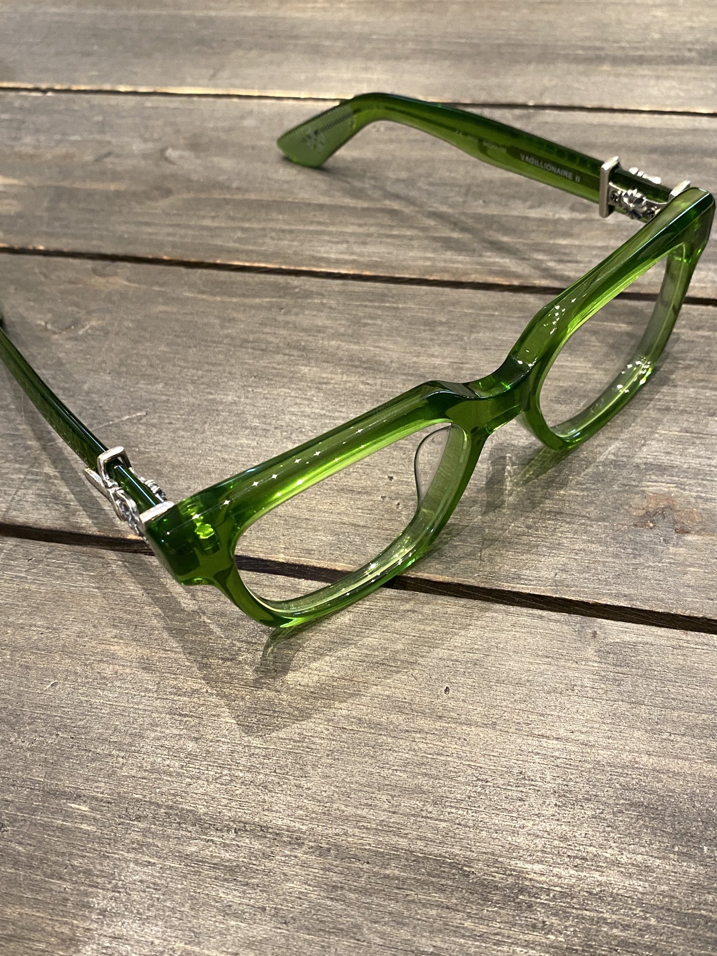 Chrome Hearts925 Sterling Silver Accessories, Emerald Green Sword GlassesCombined frame with two 925 sterling silver sword ornaments. Two cross-shaped details inside. 1:1 replica, meticulous attention to detail. The large black frame is very flat