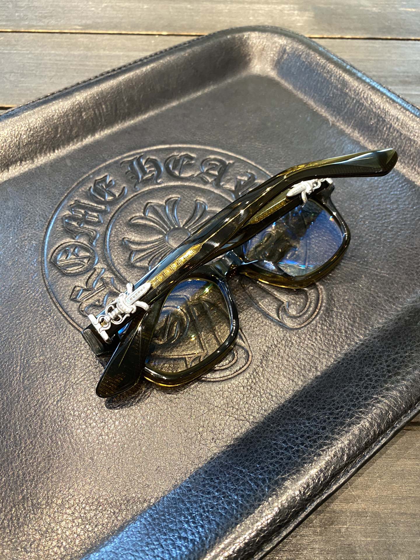 Chrome Hearts925 Sterling Silver Accessories Limited Edition Brown Sword-Shaped GlassesCombination frame with two 925 sterling silver sword ornaments. Two cross-shaped details inside. 1:1 replica, meticulously crafted. The large black frame is ve