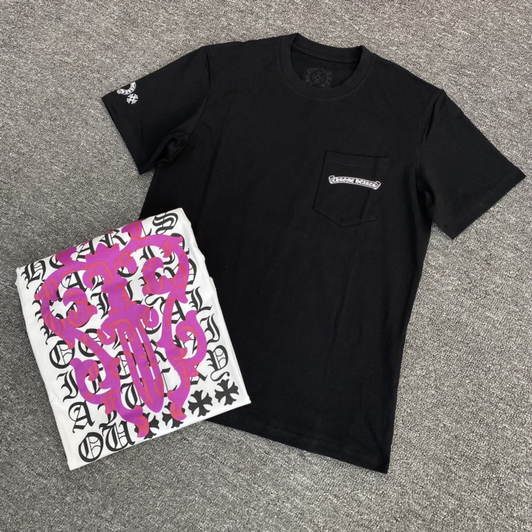 Chrome Hearts (CH) Purple Sword & Dagger Full-Back Letter Short-Sleeve T-ShirtFurniture: Custom-woven and dyed 40% count 230g pure cotton, single-sided reactive dyeing. The entire garment features a hand-printed thermosetting ink, resulting in a sl