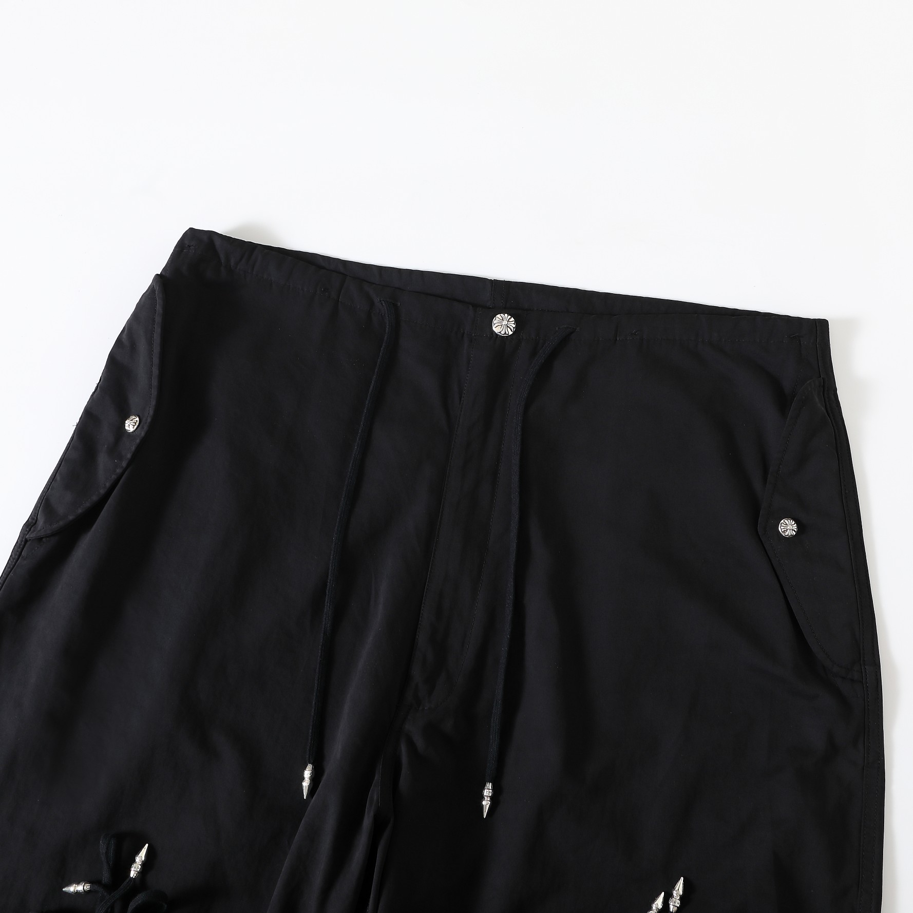 CH Chrome Hearts 24ss Drawstring Wide-Leg Paratrooper PantsOriginal version purchased for over 20,000 RMB. Made of military green custom-dyed pure cotton fabric, 200g, thick and breathable. Sizes are the same as the original, only one size available