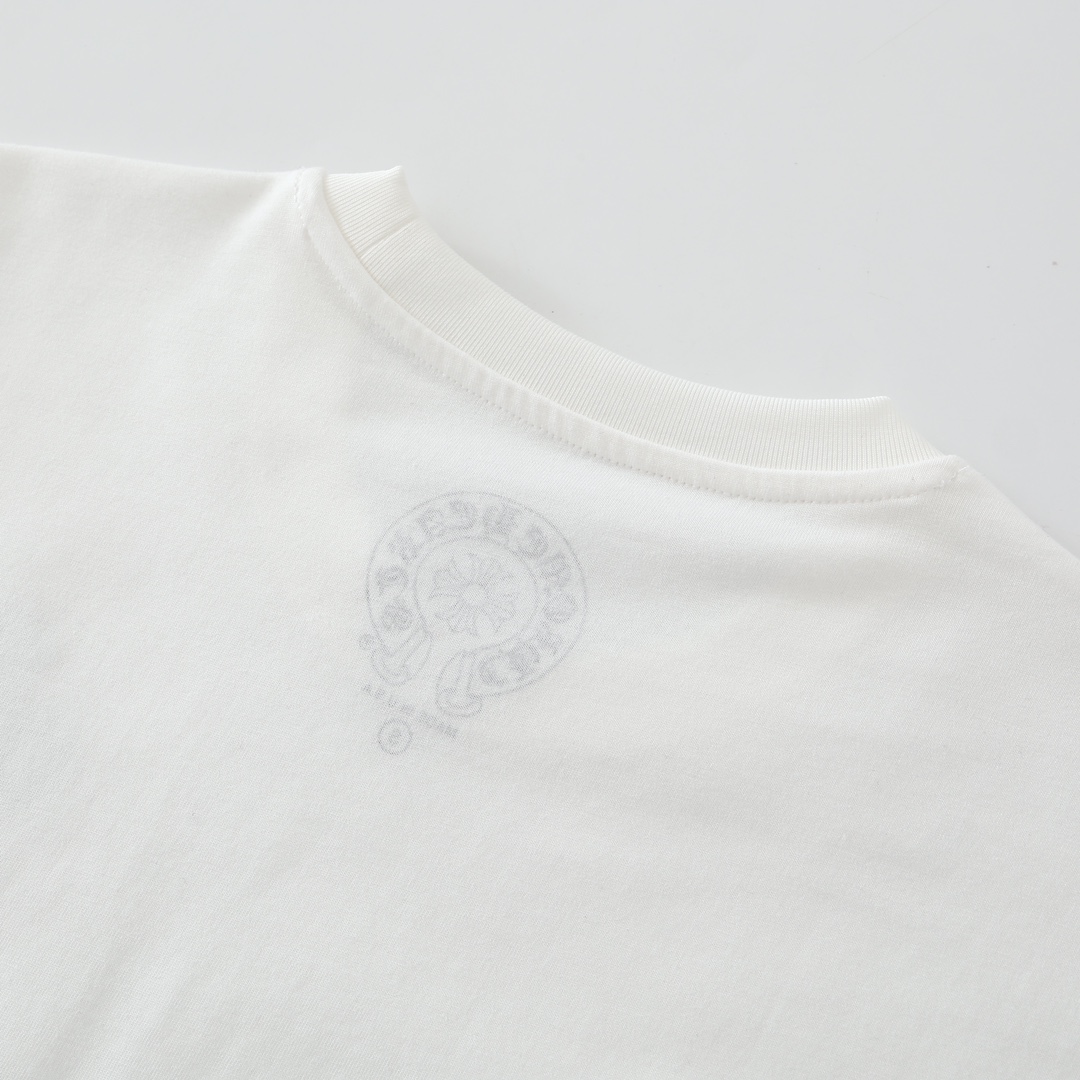 CH x Levi's Cross Short-Sleeve T-Shirt. Two colors, all sizes available. Made of 220g 26-knit 100% cotton. Printed with thermosetting ink. Individually molded. Custom-made genuine lambskin. Custom-made accessories. Relaxed fit. High-quality craftsman