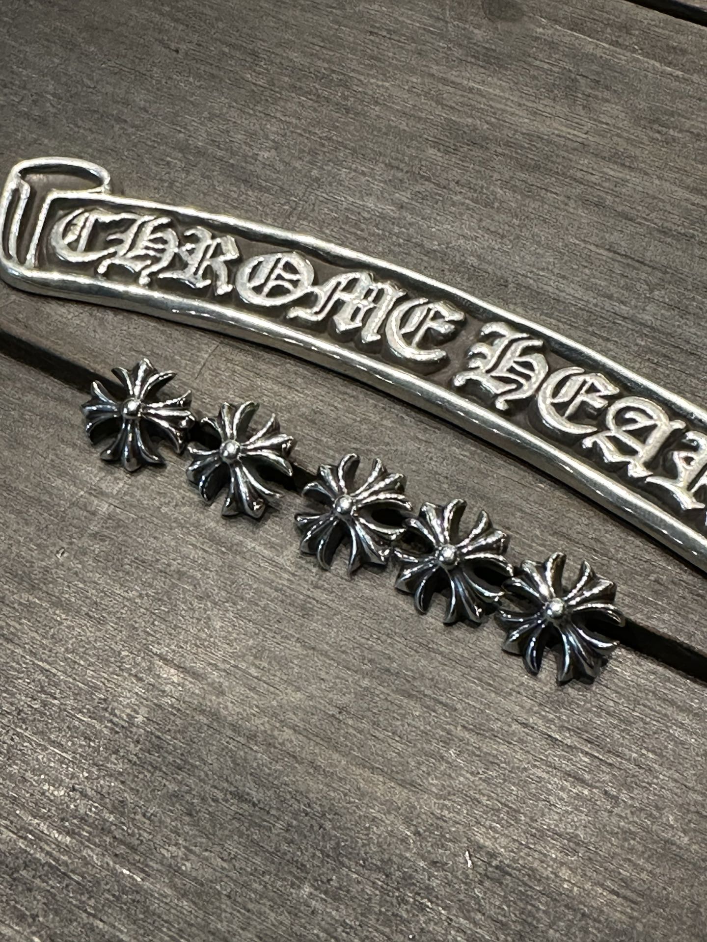 Exclusive New Arrival! Authentic product ¥4000+ (purchased for development)New Large Cross Flower Stud Earrings - Perfect Shipment! Compared to the regular small size, the large cross stud earrings are more rugged and flamboyant, eye-catching on bo