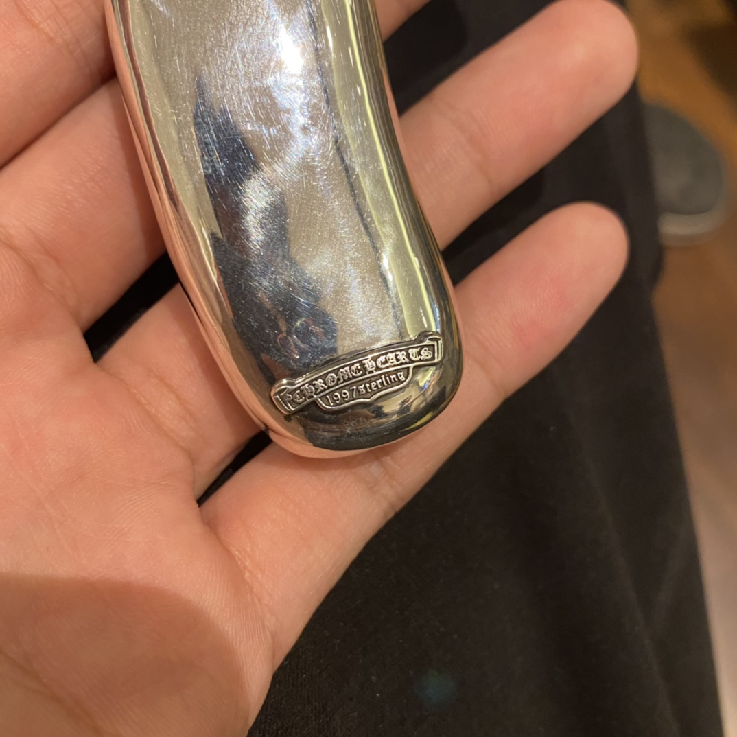 Chrome Hearts Cross Lighter - Detailed Photos. Made entirely of 925 sterling silver with an antique finish and perfect oxidation. The curved shape feels exceptionally good in the hand. A high-end toy.