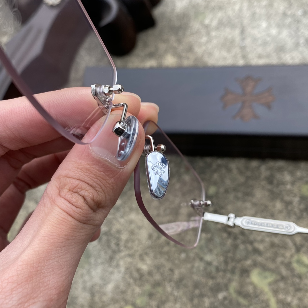 CH Frameless Cross Pattern SilverA super popular model, identical to the original. High-quality finish, every detail is meticulously crafted, with exclusive hand-engraved lettering. Only a few hundred yuan!Eyeglasses are personal items; we do not