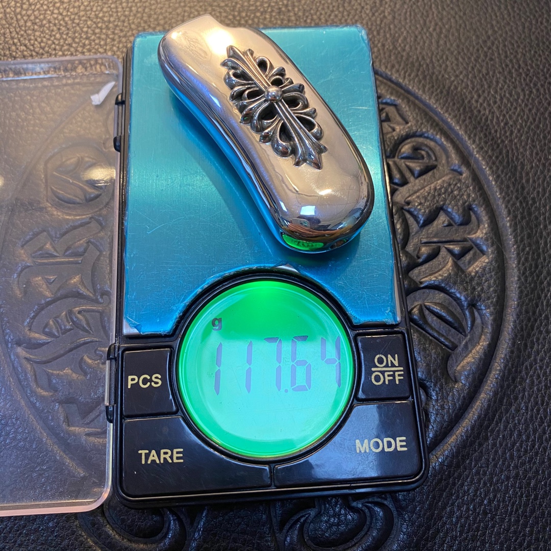 【Chrome Hearts Sterling Silver Cross Lighter Case】Real Shot Video Showcasing Overall TextureExcellent Curve and Feel, High-End Toy. Inquire if interested.Correct Version, Approximately 120g.Distinguished from the 70g standard versions on the