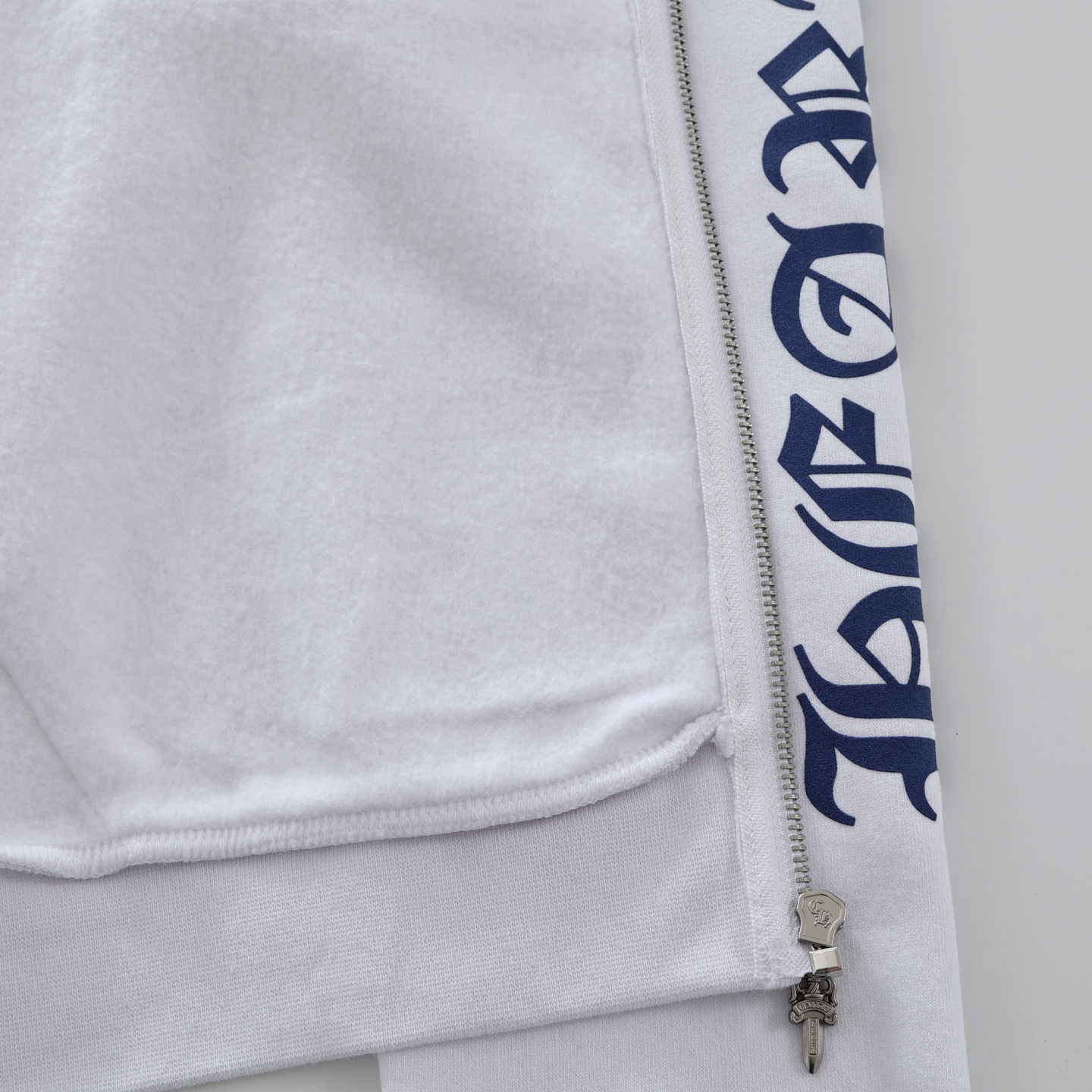 CH's new Sanskrit print zip-up hoodie. All sizes are now available. Originally purchased from Dewu for 11839. Made of 400g 100% cotton fleece. Printed with imported inks. Simple design, easy to follow. Custom silver-plated hardware and accessories. U