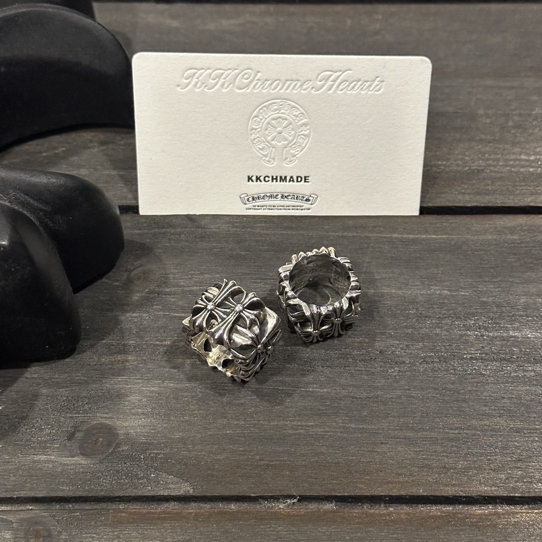 Couples book a grand tomb