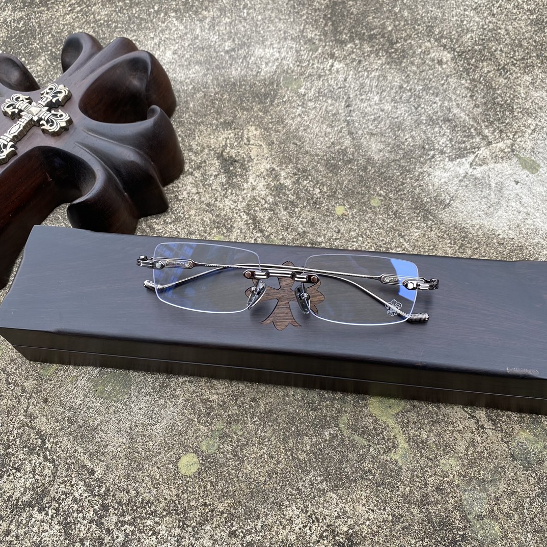 CH Frameless Cross-Patterned Gunmetal GlassesA super popular model, identical to the original, with high-quality nose pads and a mixed-media finish. Every detail is meticulously crafted, featuring exclusive hand-engraved lettering. Only a few hundr