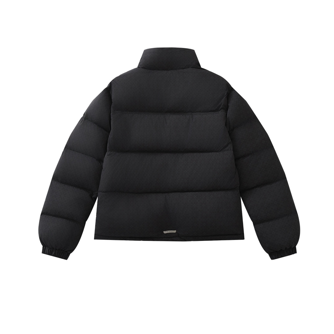 CH's new subtle jacquard down jacket. All sizes are now available. The fabric features a subtle jacquard pattern, making it waterproof, stain-resistant, and breathable. It's filled with 90% standard white duck down. Custom 925 silver buttons, zippers