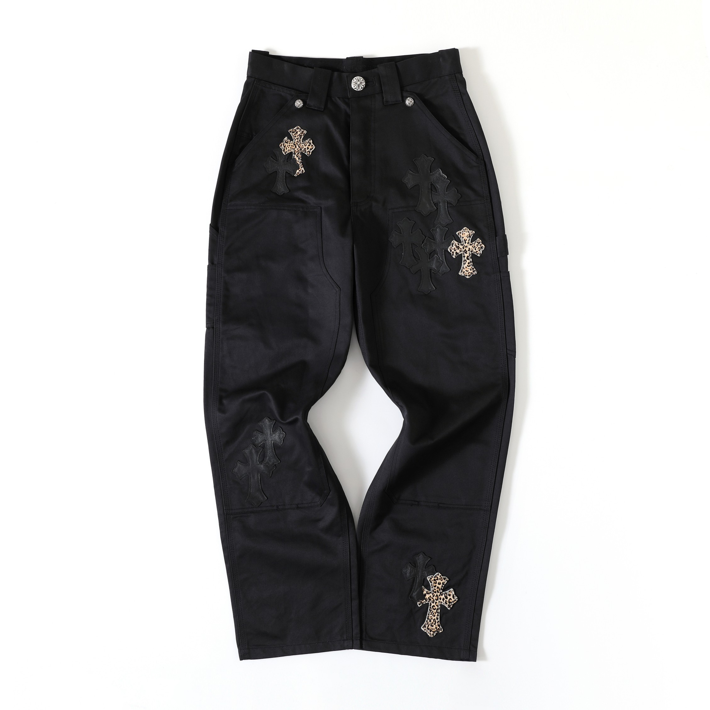 CH Black Leather Leopard Print Cargo Pants. Original version purchased for over 40,000 RMB. Loose fit. Special fabric with special post-processing to achieve a color accuracy of 95% or higher. Exclusive silver-plated hardware. Those in the know under