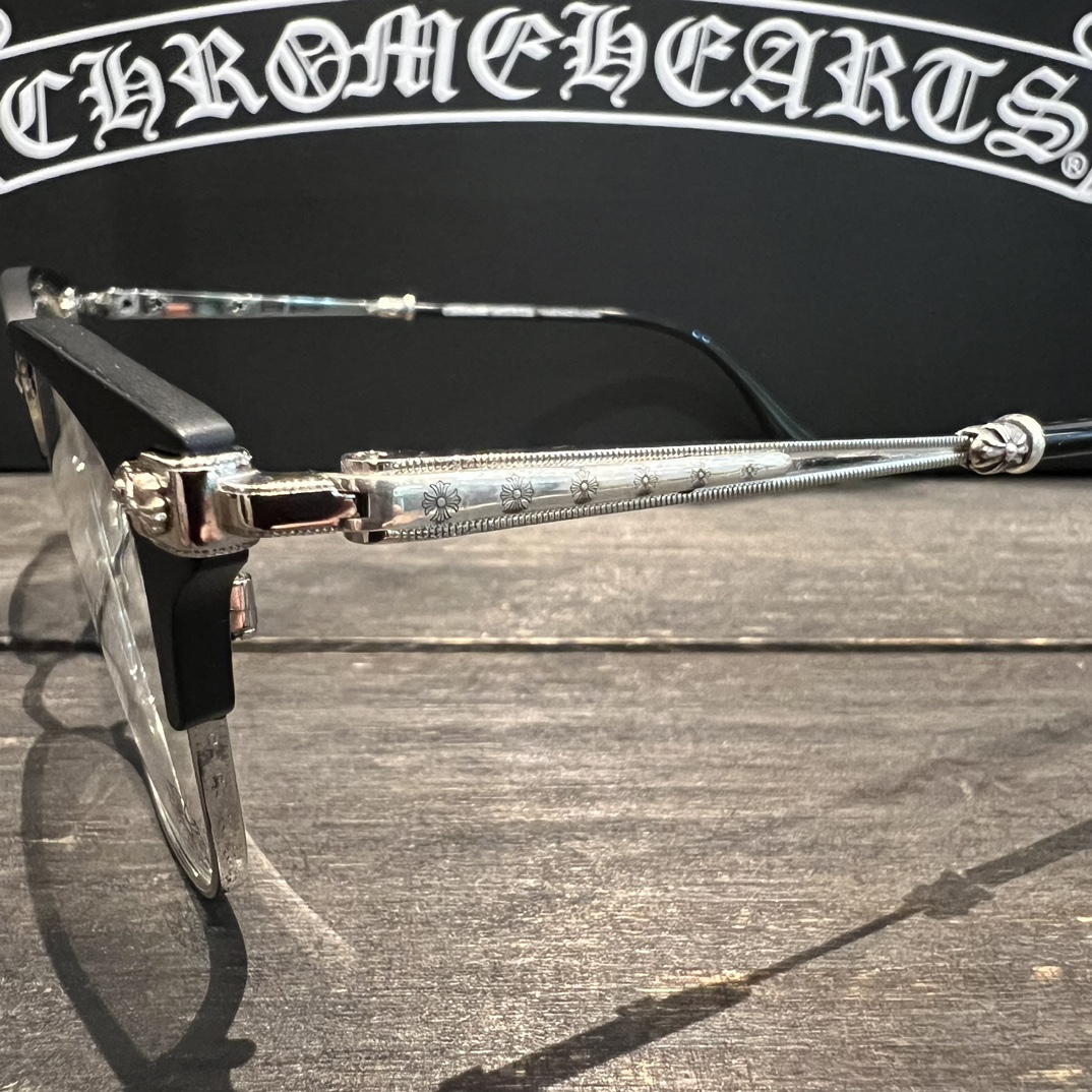 Chrome Hearts925 Sterling Silver PLONKER GlassesTitanium alloy frame with 6 925 sterling silver accents. 1:1 replica. The most versatile and stylish pair. As popular as Xue Zhiqian's glasses. Suitable for both men and women. Classic cross-shaped