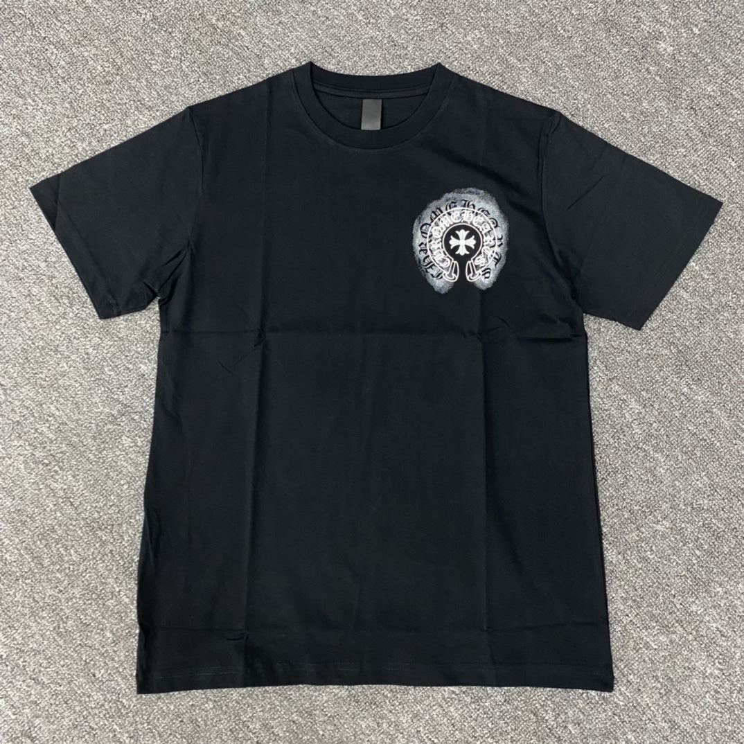 Chrome Hearts Phantom Horseshoe Floral Short-Sleeve T-ShirtFurniture: Custom-woven and dyed 40% count 220g pure cotton, single-sided reactive dyeingBulk stock received. Thermosetting ink printing, 1:1 replica. Unisex.Sizes: S, M, L, XL