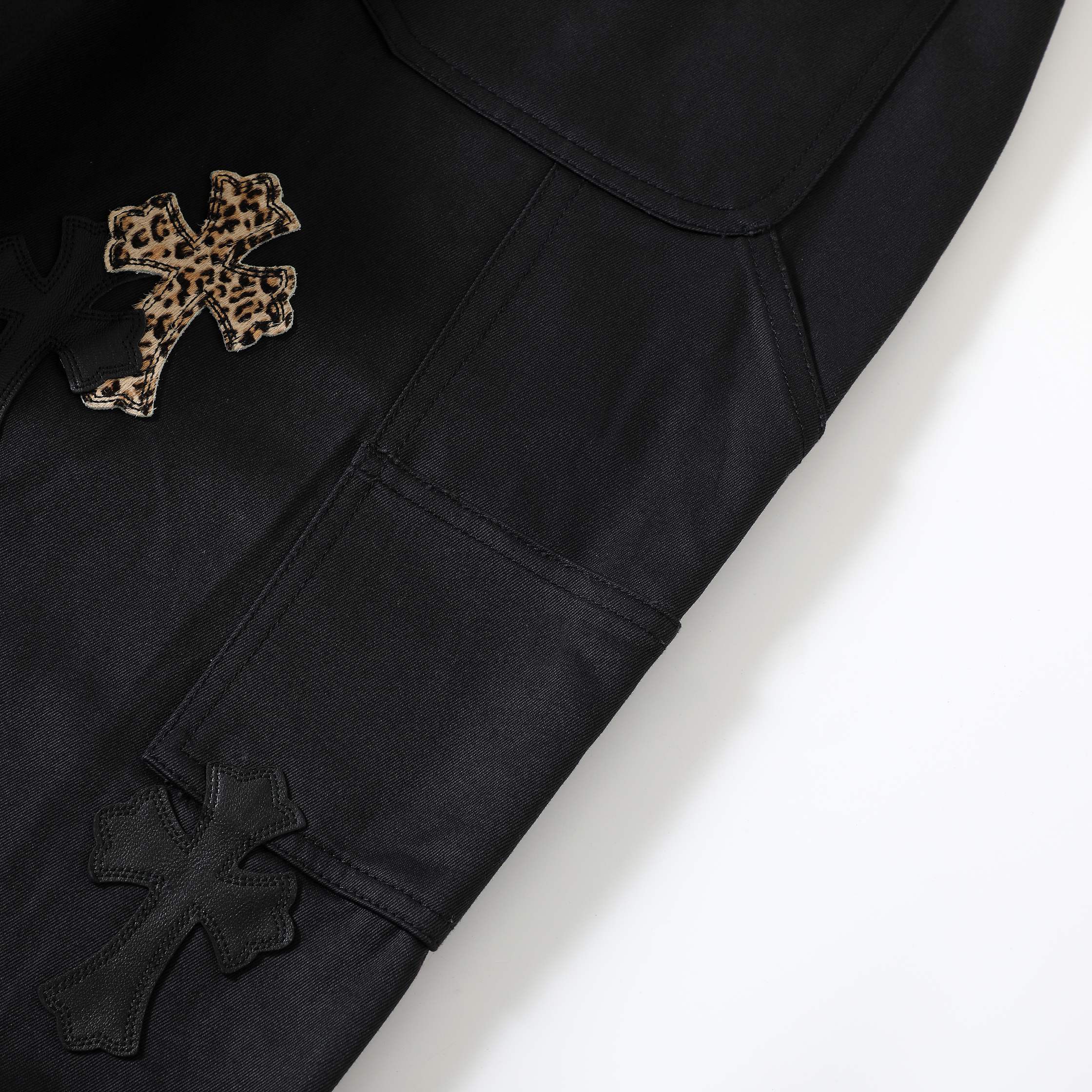 CH Black Leather Leopard Print Cargo Pants. Original version purchased for over 40,000 RMB. Loose fit. Special fabric with special post-processing to achieve a color accuracy of 95% or higher. Exclusive silver-plated hardware. Those in the know under