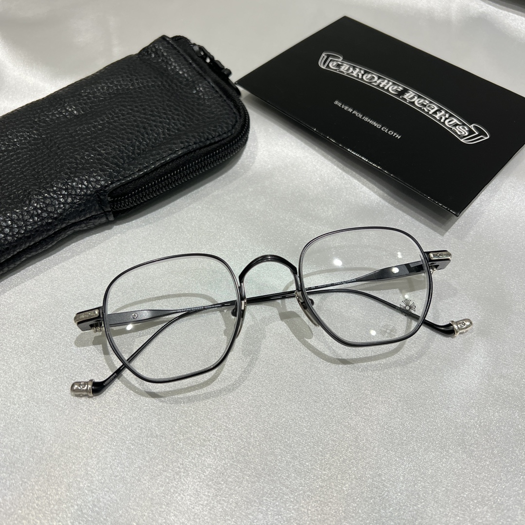 Chrome Hearts New Spring-Loaded Eyeglasses Purchased for 13,000 RMB at MixC Mall, Shenzhen. Nearly 5 months of R&D. Black and silver color scheme. Chrome Hearts' new spring-loaded eyeglass frame. The brand's first time using an embedded spring hinge,