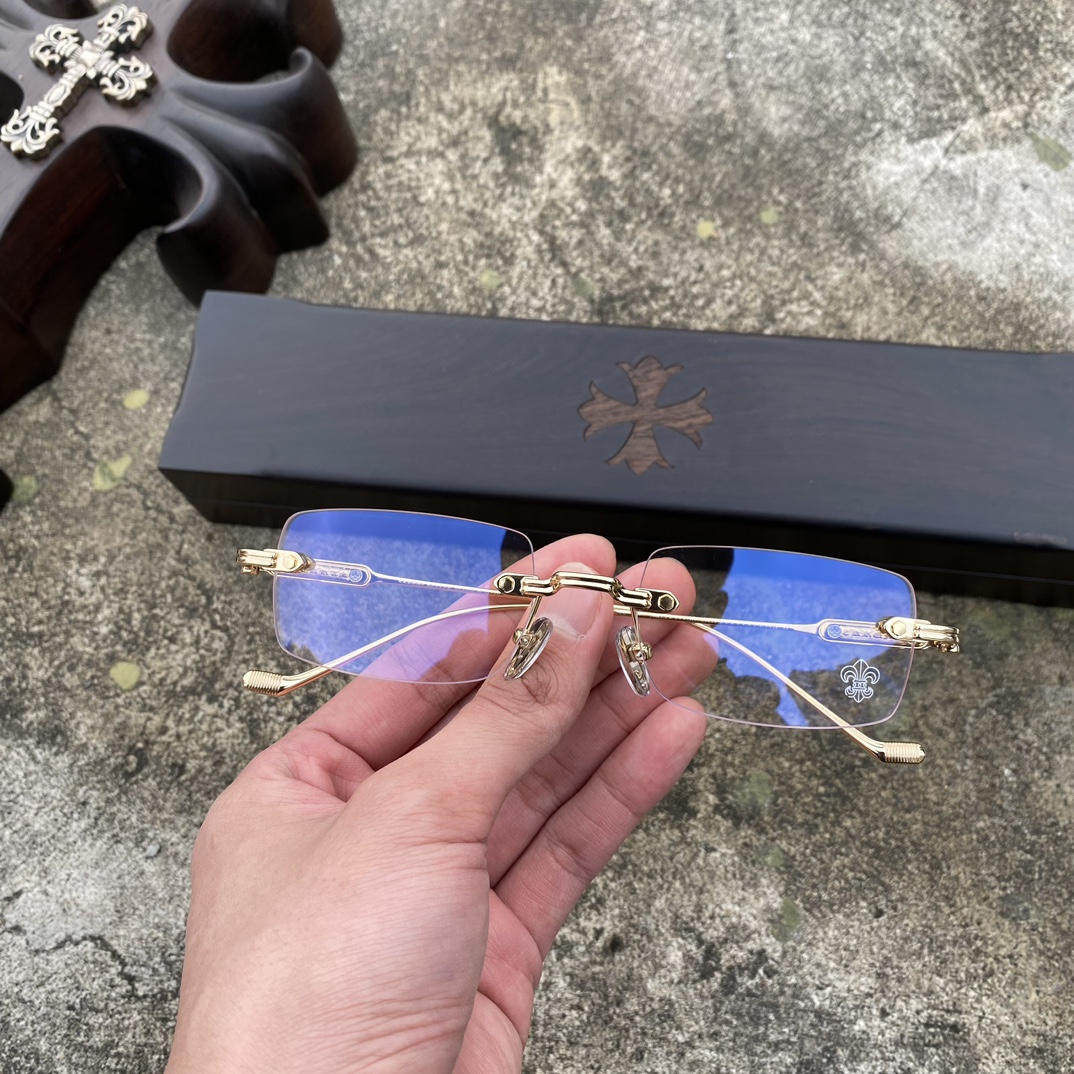 CH Rimless Cross-Patterned Gold GlassesA super popular pair, identical to the original, with high-quality nose pads and meticulous attention to detail. Exclusive hand-engraved lettering. Only a few hundred yuan!Glasses are personal items; we do n