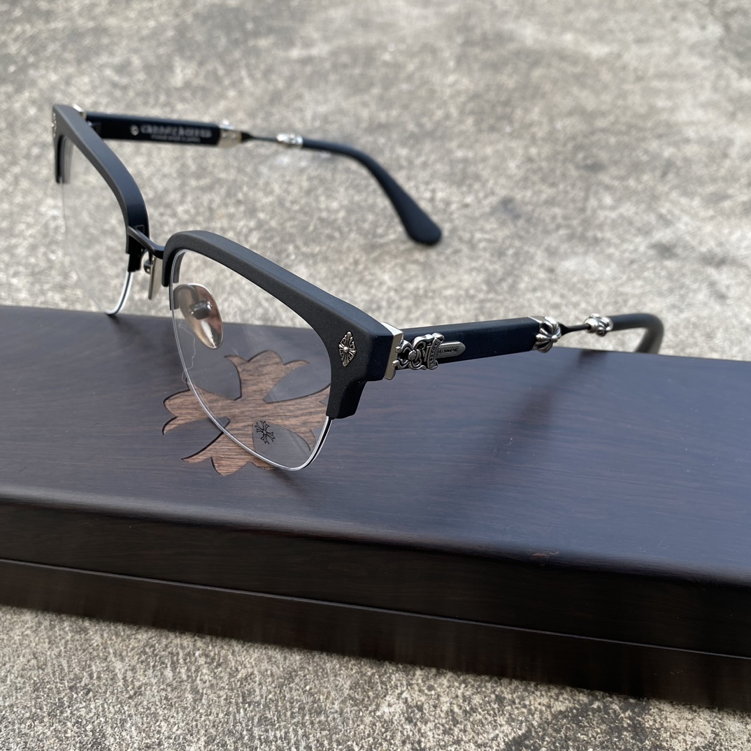 CH Matte Black Sword Cross GlassesA super popular pair, identical to the original, with high-quality nose pads and meticulous attention to detail. Exclusive hand-engraved lettering. Only a few hundred yuan!Glasses are personal items; we do not of