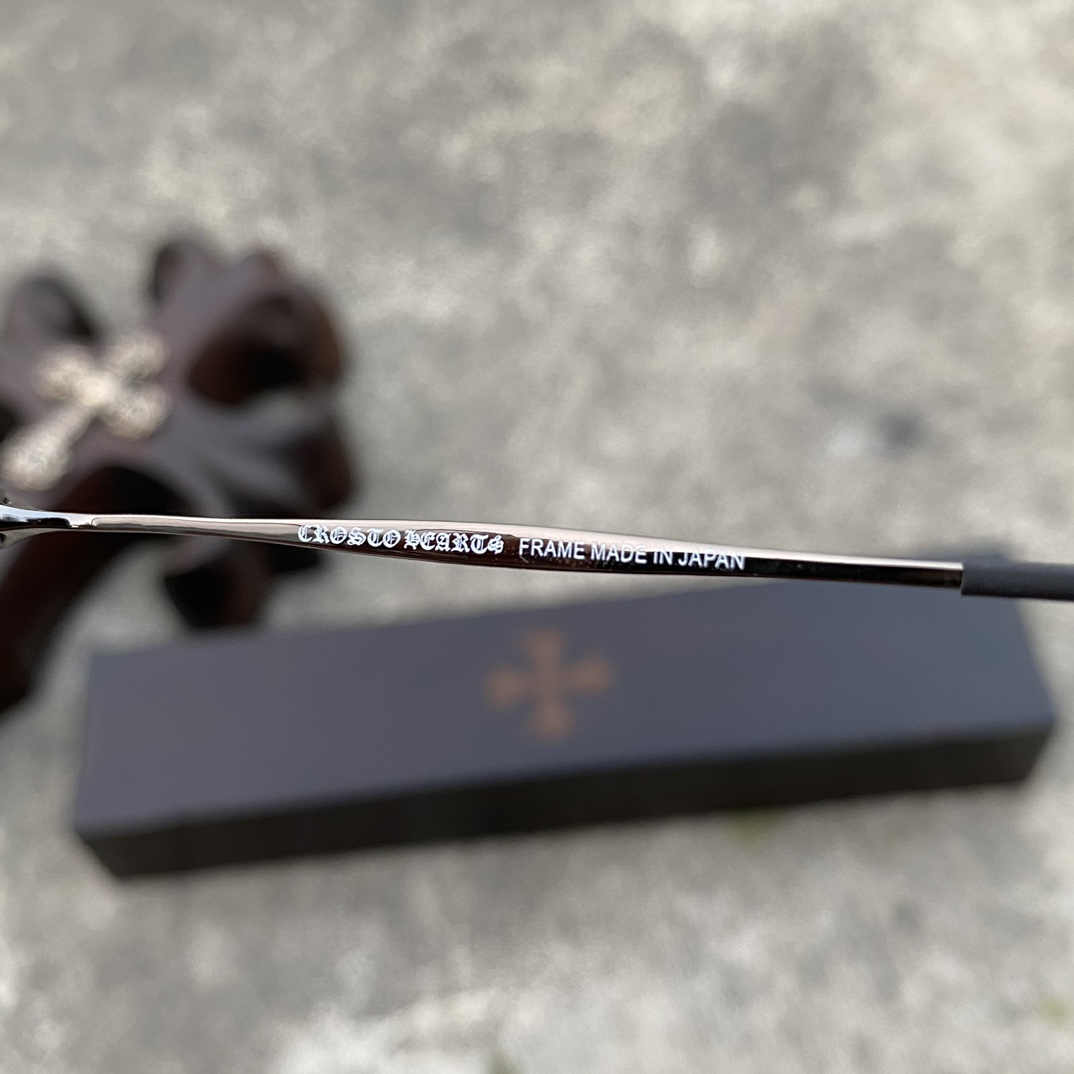 CH Ultralight Pure Titanium Cross-Shaped Glasses (Pure Black)A super popular pair, identical to the original, with high-quality craftsmanship. Every detail is meticulously crafted, featuring exclusive hand-engraved lettering. Only a few hundred yua