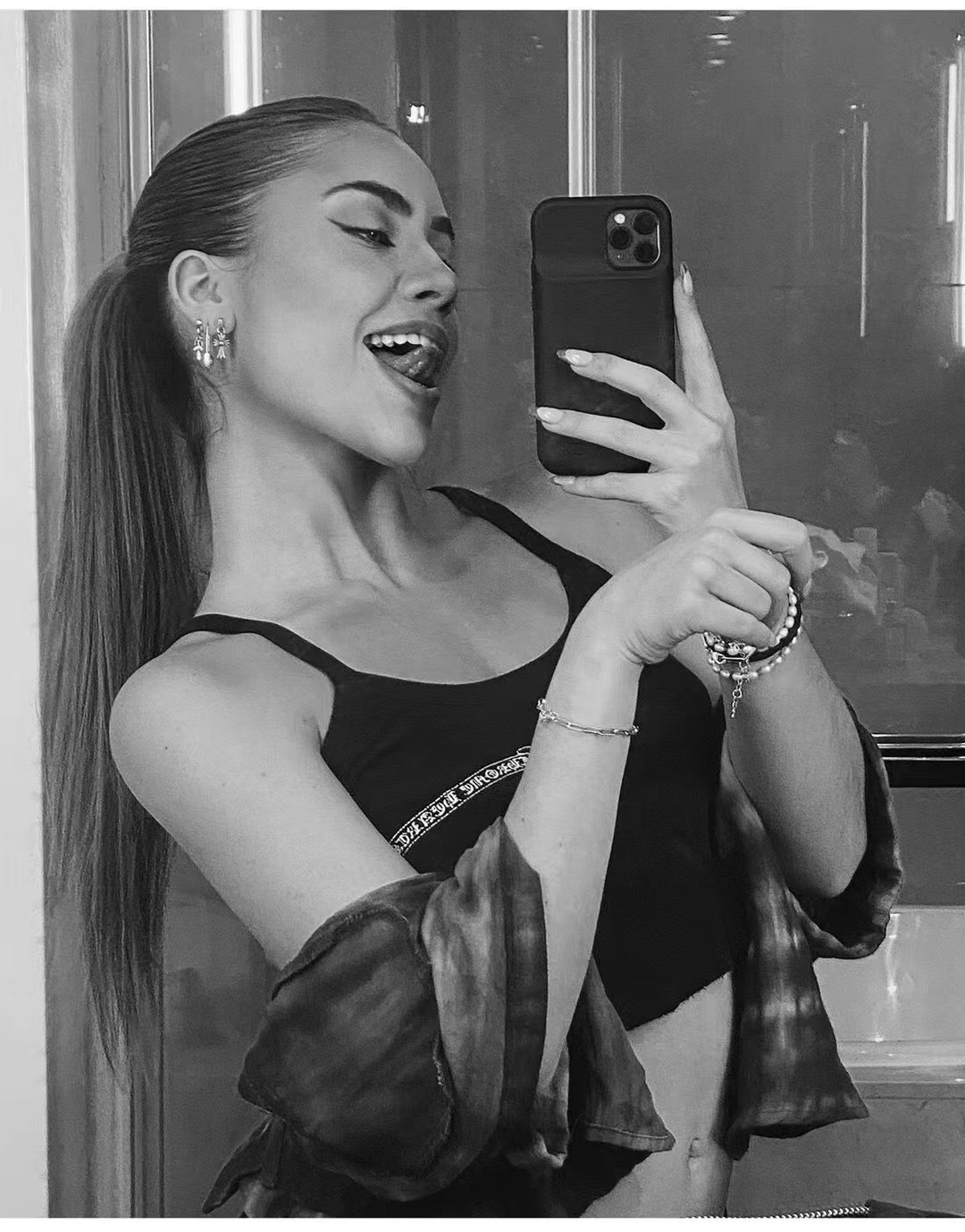 [Ready Stock, Ships Immediately] Chrome Hearts Babyfat Earrings. A best-selling classic earring style worn by numerous celebrities and influencers. Exclusive 14k gold post with cross-shaped details identical to the original. Distinguished from copper