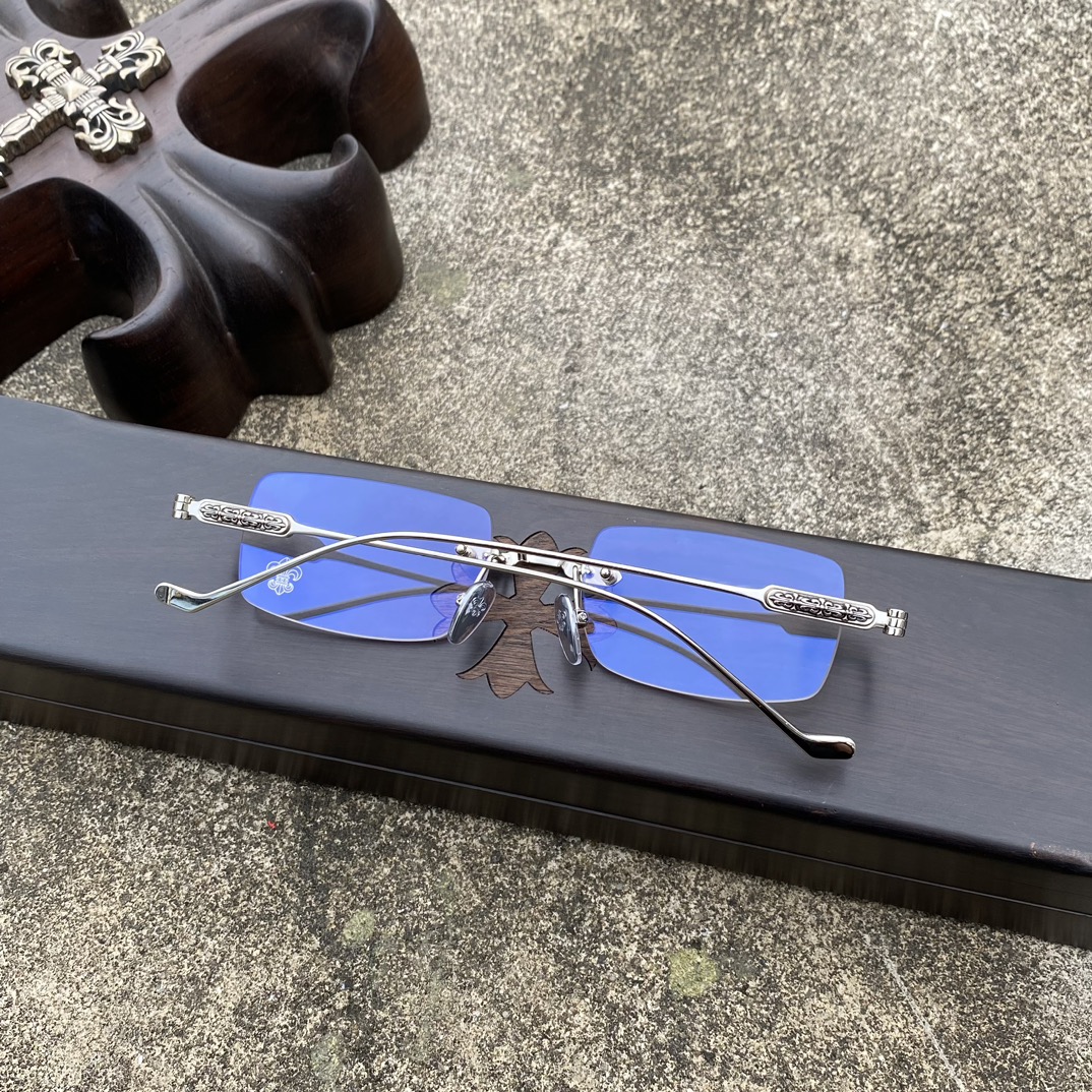 CH Frameless Cross Pattern SilverA super popular model, identical to the original. High-quality finish, every detail is meticulously crafted, with exclusive hand-engraved lettering. Only a few hundred yuan!Eyeglasses are personal items; we do not