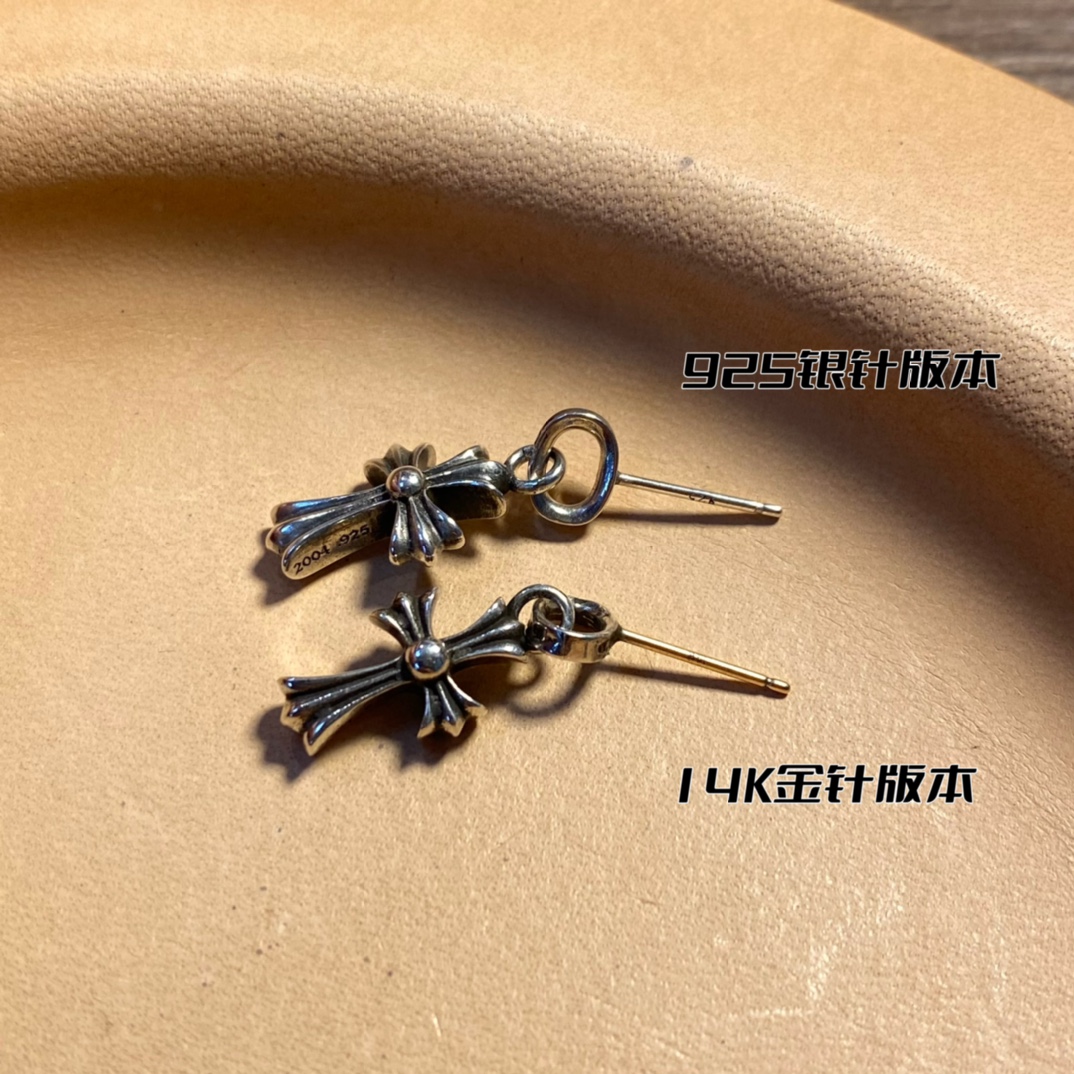 [Ready Stock, Ships Immediately] Chrome Hearts Babyfat Earrings. A best-selling classic earring style worn by numerous celebrities and influencers. Exclusive 14k gold post with cross-shaped details identical to the original. Distinguished from copper