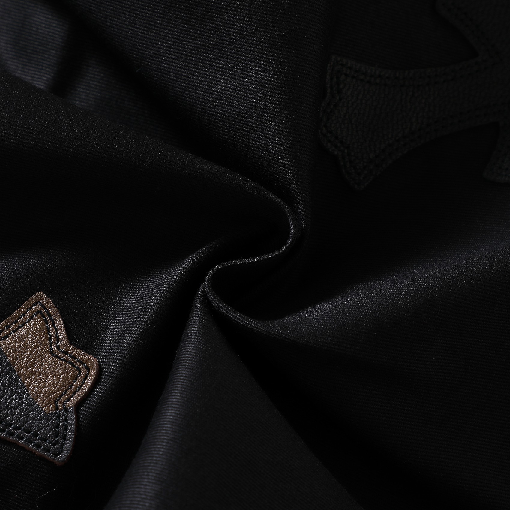 CH Black Leather Camouflage Cargo Pants. Original version, purchased for over 40,000 RMB. Straight leg fit. Special fabric, undergone a series of special treatments, achieving a color accuracy of 95% or higher. Exclusive silver-plated hardware mold.