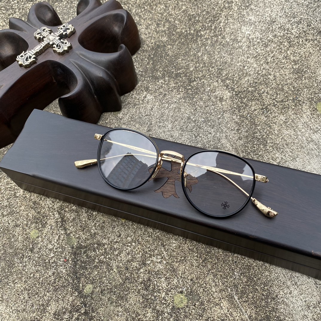 CH Black-rimmed Gold-plated Cross-Patterned GlassesA super popular pair, identical to the original, with high-quality nose pads and meticulous attention to detail. Exclusive hand-engraved lettering. Only a few hundred yuan!Glasses are personal it