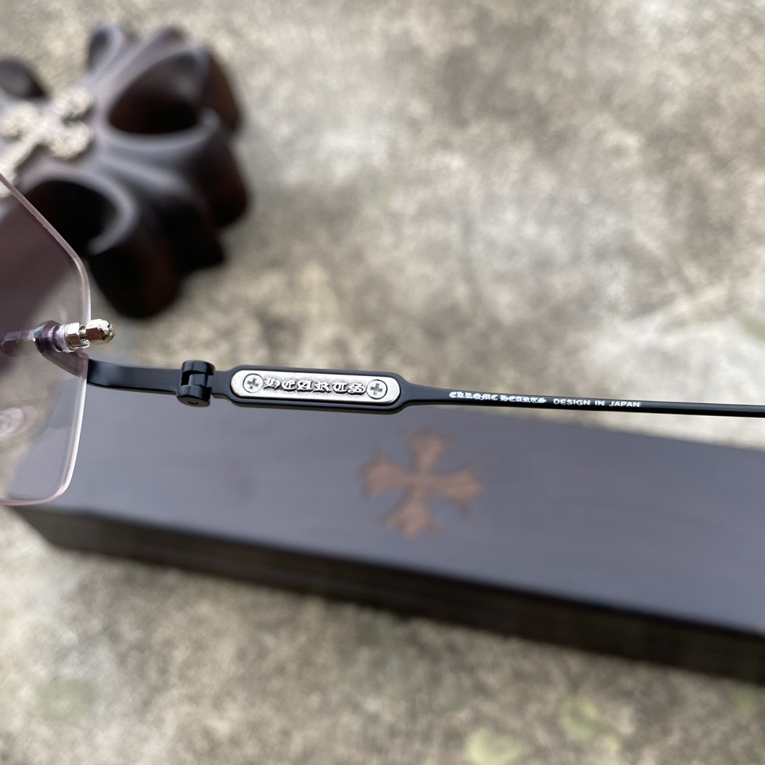 CH Frameless Cross-Patterned Matte Black GlassesA super popular pair, identical to the original, with high-quality nose pads and meticulous attention to detail. Exclusive hand-engraved lettering. Only a few hundred yuan!Glasses are personal items
