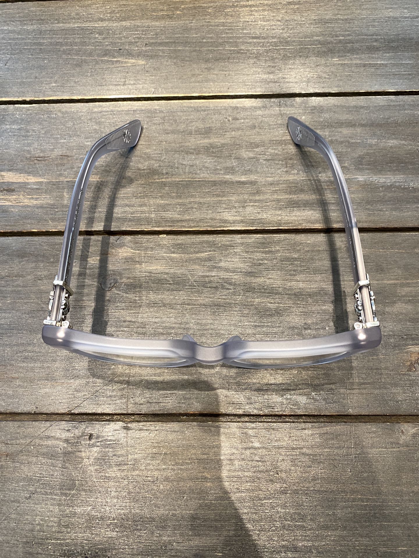 Chrome Hearts925 Sterling Silver Accessories Sky Grey Sword GlassesCombination frame with two 925 sterling silver sword ornaments. Two cross-shaped details inside. 1:1 replica, meticulous attention to detail. The large black frame is very flatter