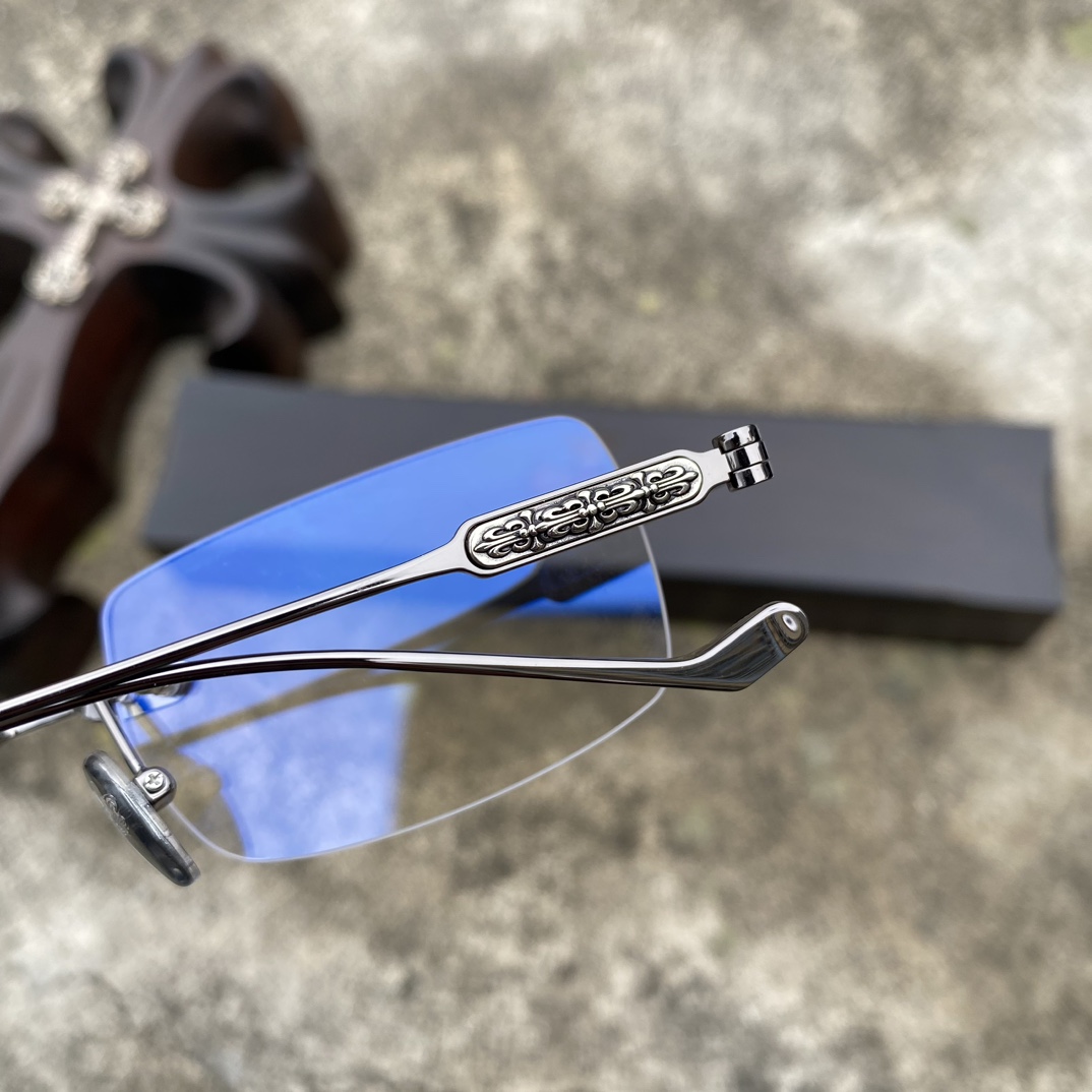 CH Frameless Cross-Patterned Gunmetal GlassesA super popular model, identical to the original, with high-quality nose pads and a mixed-media finish. Every detail is meticulously crafted, featuring exclusive hand-engraved lettering. Only a few hundr