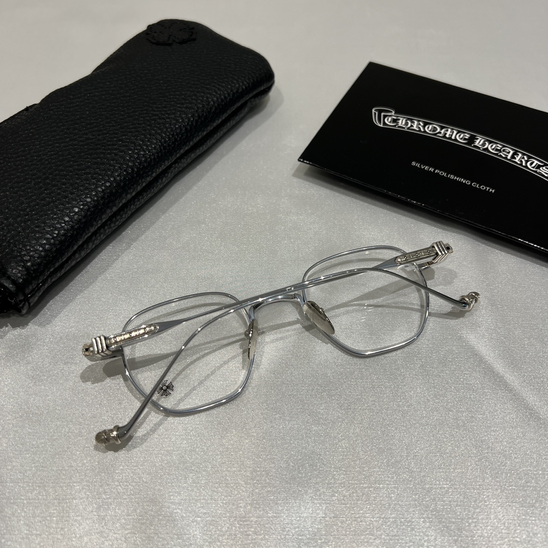 Chrome Hearts New Spring-Loaded Eyeglasses Purchased for 13,000 RMB at MixC Mall, Shenzhen. Nearly 5 months of R&D. Black and silver color scheme. Chrome Hearts' new spring-loaded eyeglass frame. The brand's first time using an embedded spring hinge,
