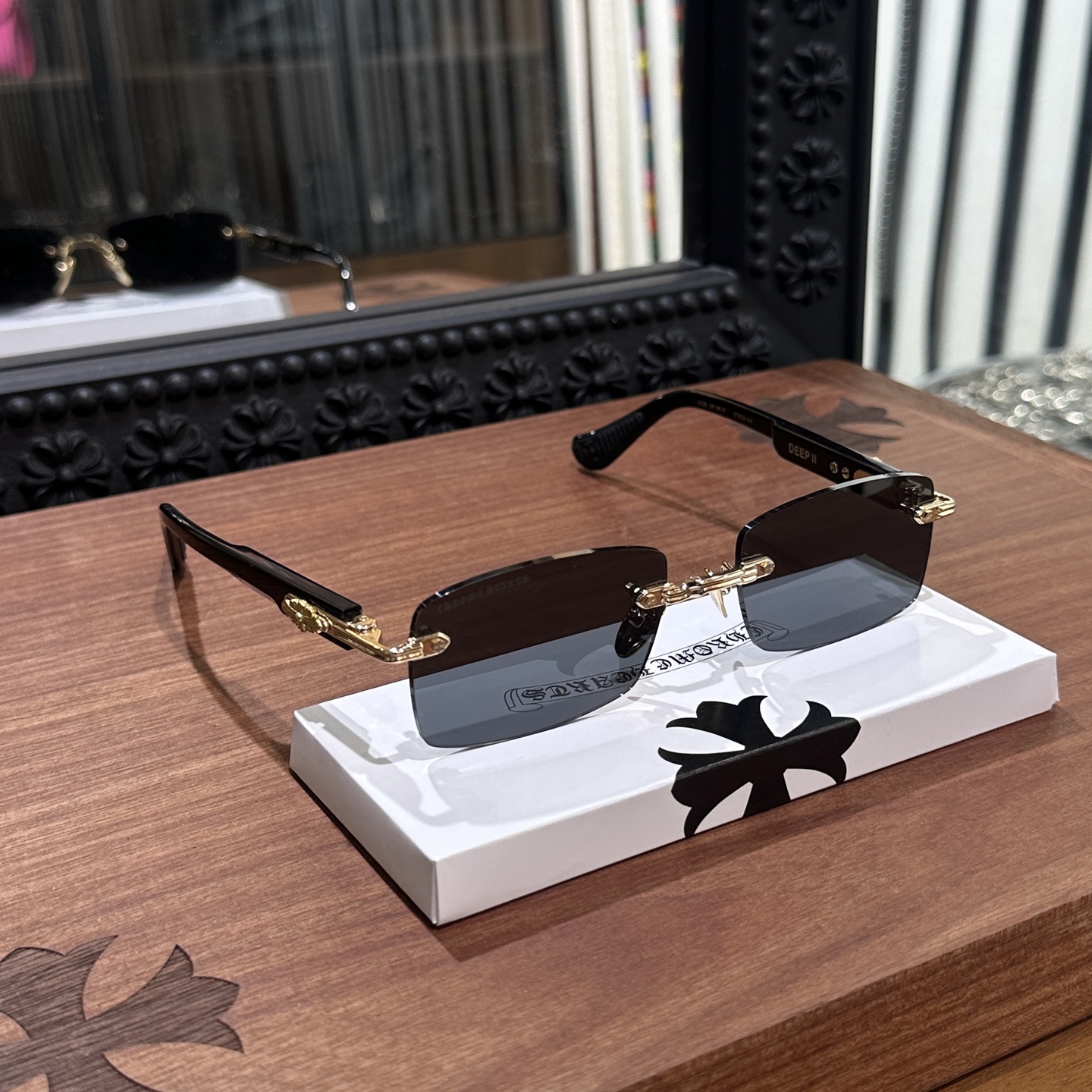 CH Sunglasses Model: DEEP IIMaterial: 925 Sterling SilverSize: 57mm x 20-146mm (All logo areas are made of 925 Sterling Silver)