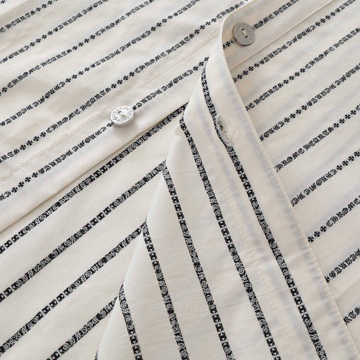 CH's new Sanskrit all-over print yarn-dyed shirt. Two colors and all sizes available. Original New York National Institute of Quality (purchased for 20,000). Custom-dyed yarn is made of 100-count double-ply yarn (minimum order 1000 meters). Crafted o