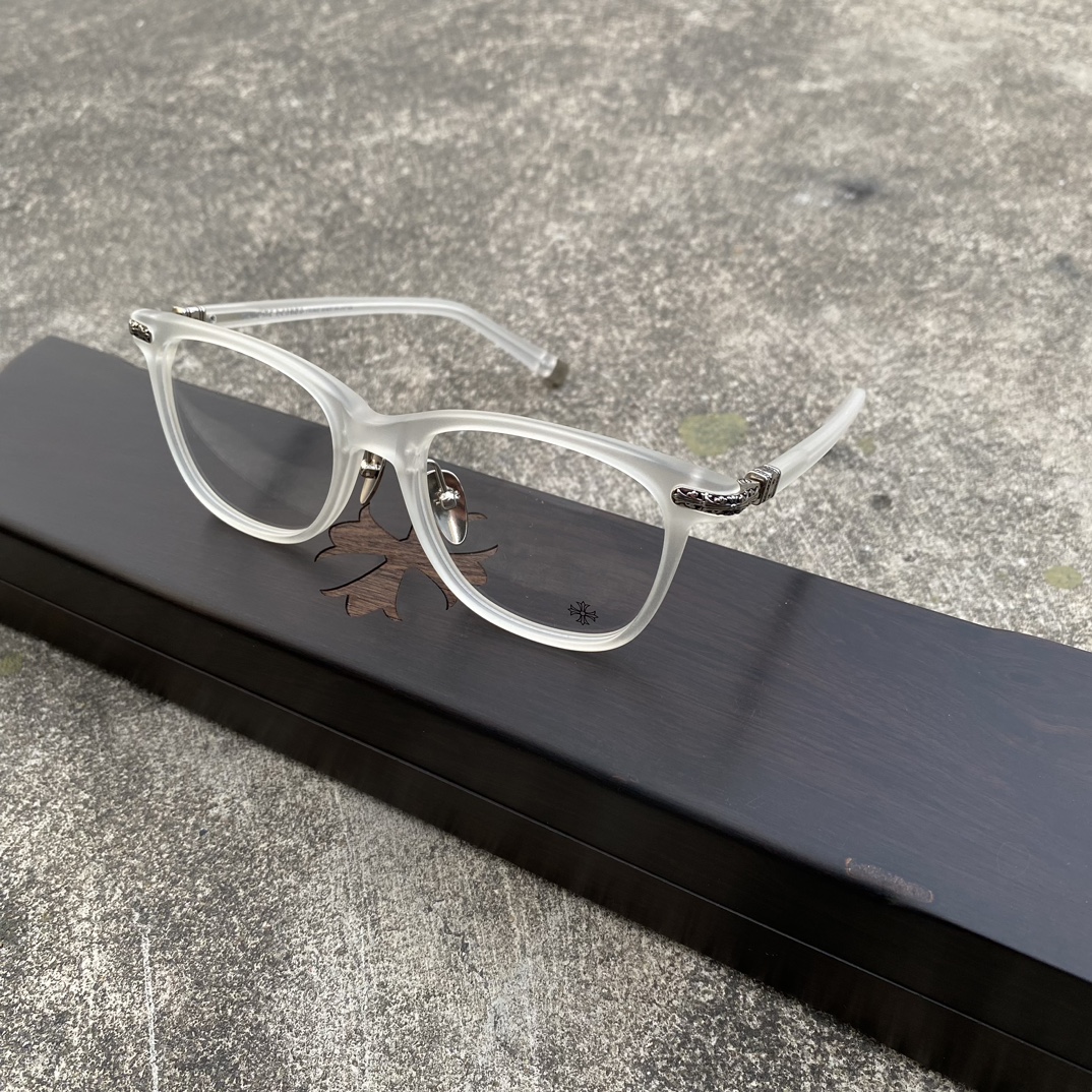 CH Semi-transparent Cross-Pattern GlassesA super popular pair, identical to the original, with high-quality nose pads and meticulous attention to detail. Exclusive hand-engraved lettering. Only a few hundred yuan!Glasses are personal items; we do
