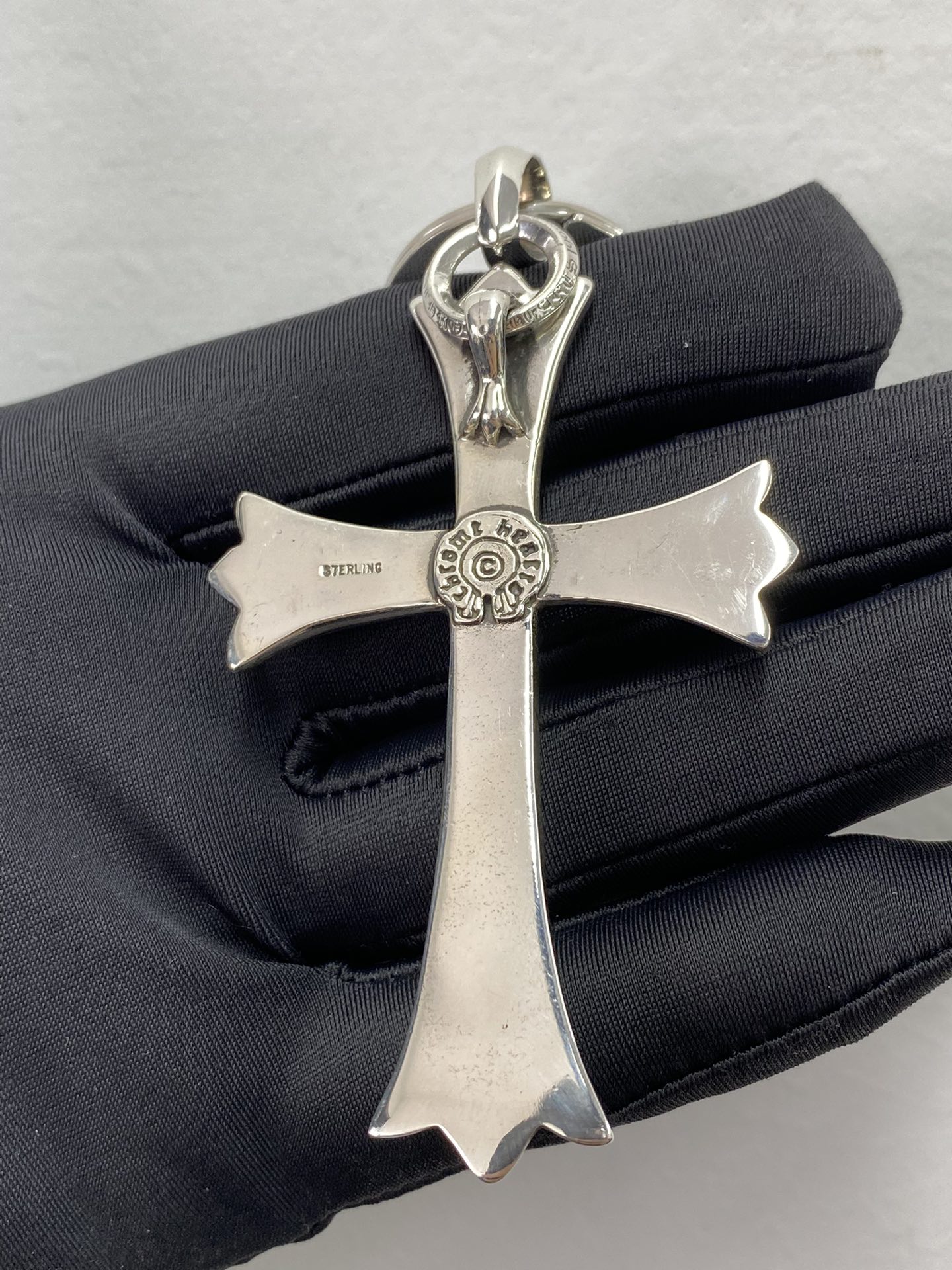 Large cross-shaped flat-headed sword keychain